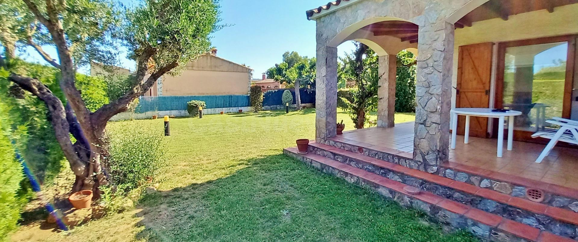 Chalet con jardín en Mas Gros - Ventalló - foto 3