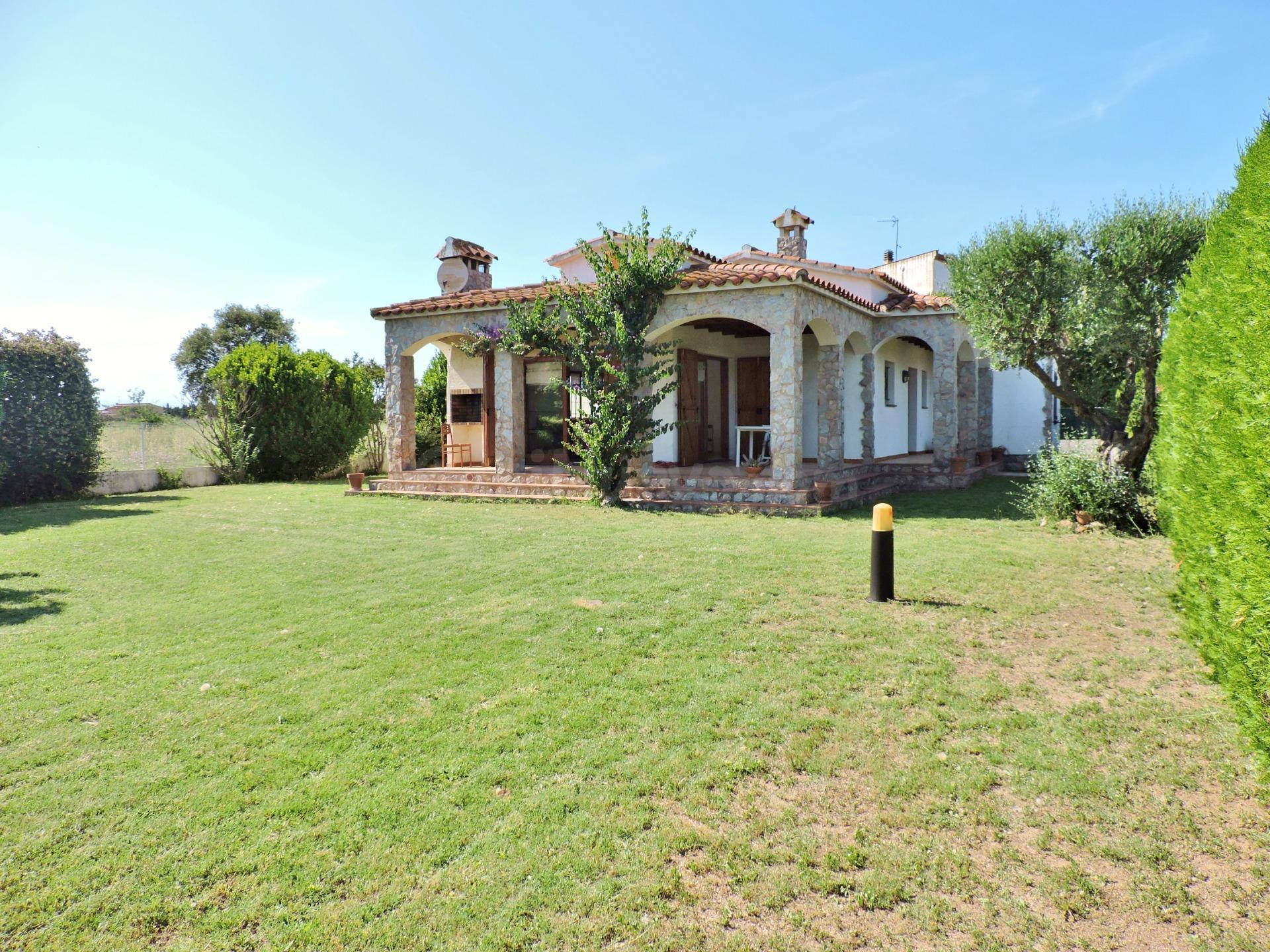 Chalet con jardín en Mas Gros - Ventalló - foto 4