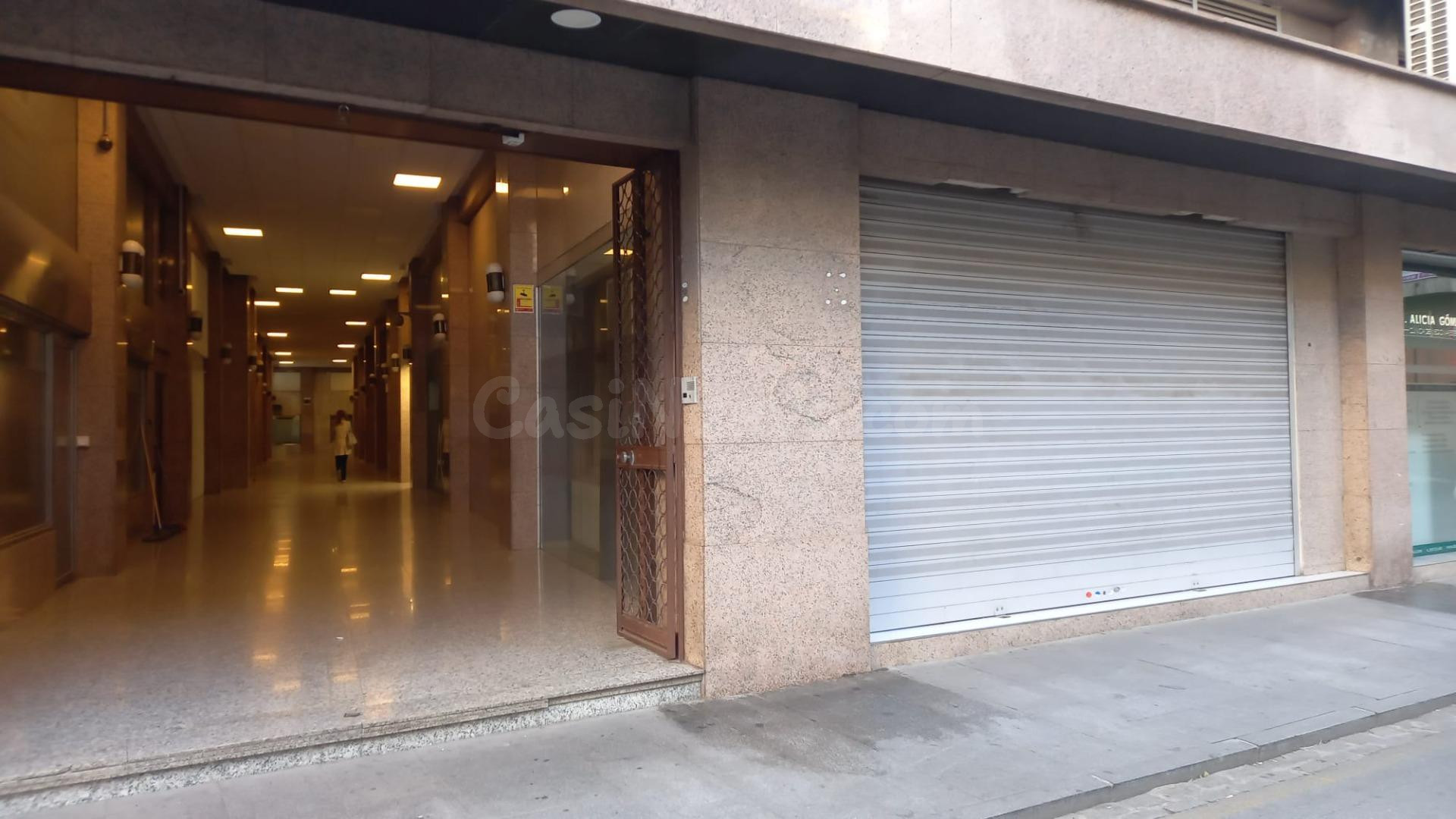 Local muy comercial en Calle Recogidas. - foto 5