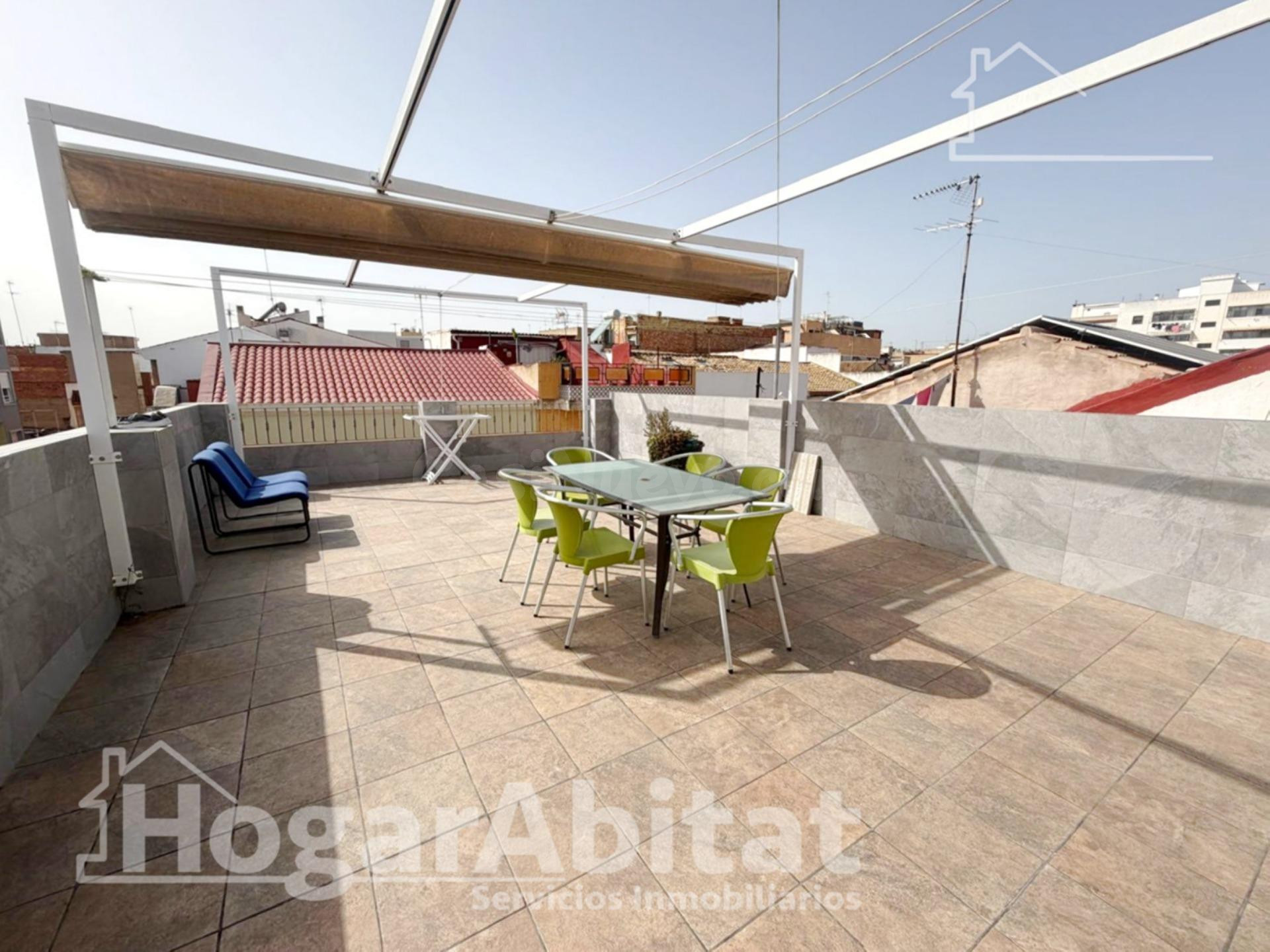 AMPLIA CASA CON TERRAZA CERCA DEL AYUNTAMIENTO