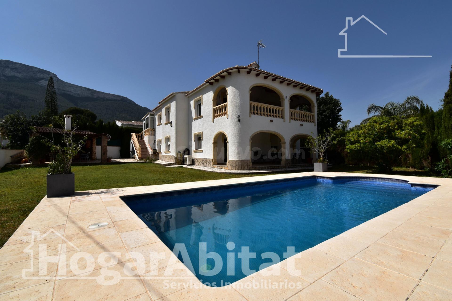 EXCLUSIVA VILLA MEDITERRÁNEA CON AMPLIO JARDÍN, GARAJE, PISC