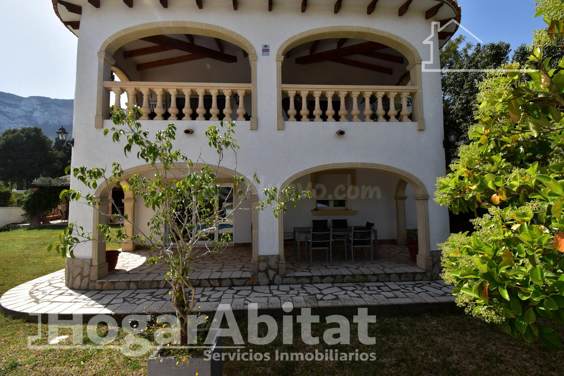 EXCLUSIVA VILLA MEDITERRÁNEA CON AMPLIO JARDÍN, GARAJE, PISC - foto 2