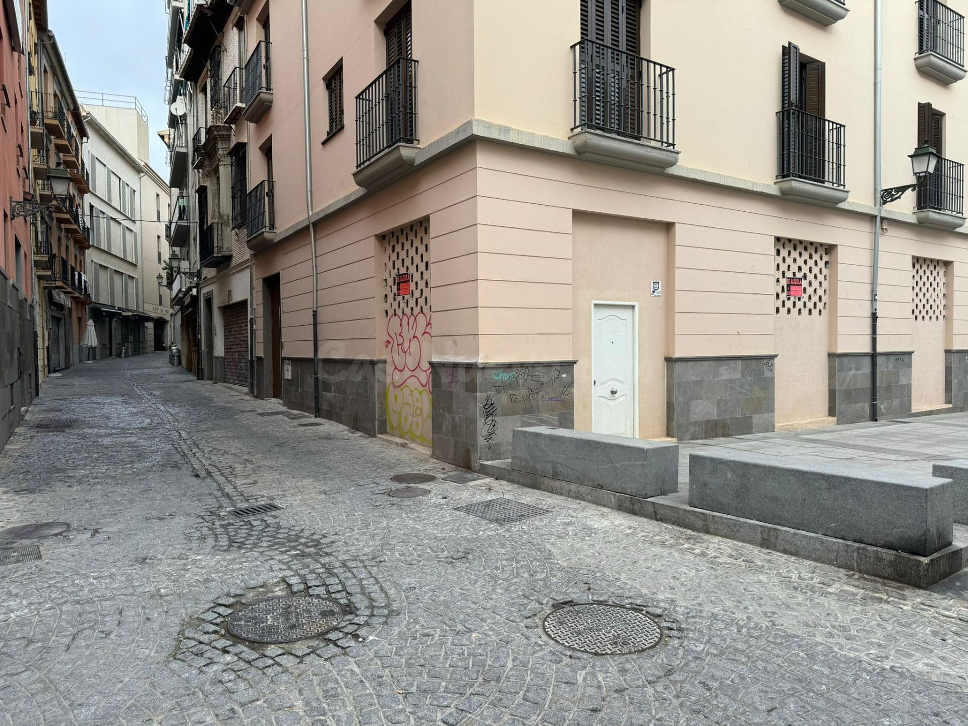 LOCAL EN EL MEJOR SITIO DEL CENTRO DE GRANADA.