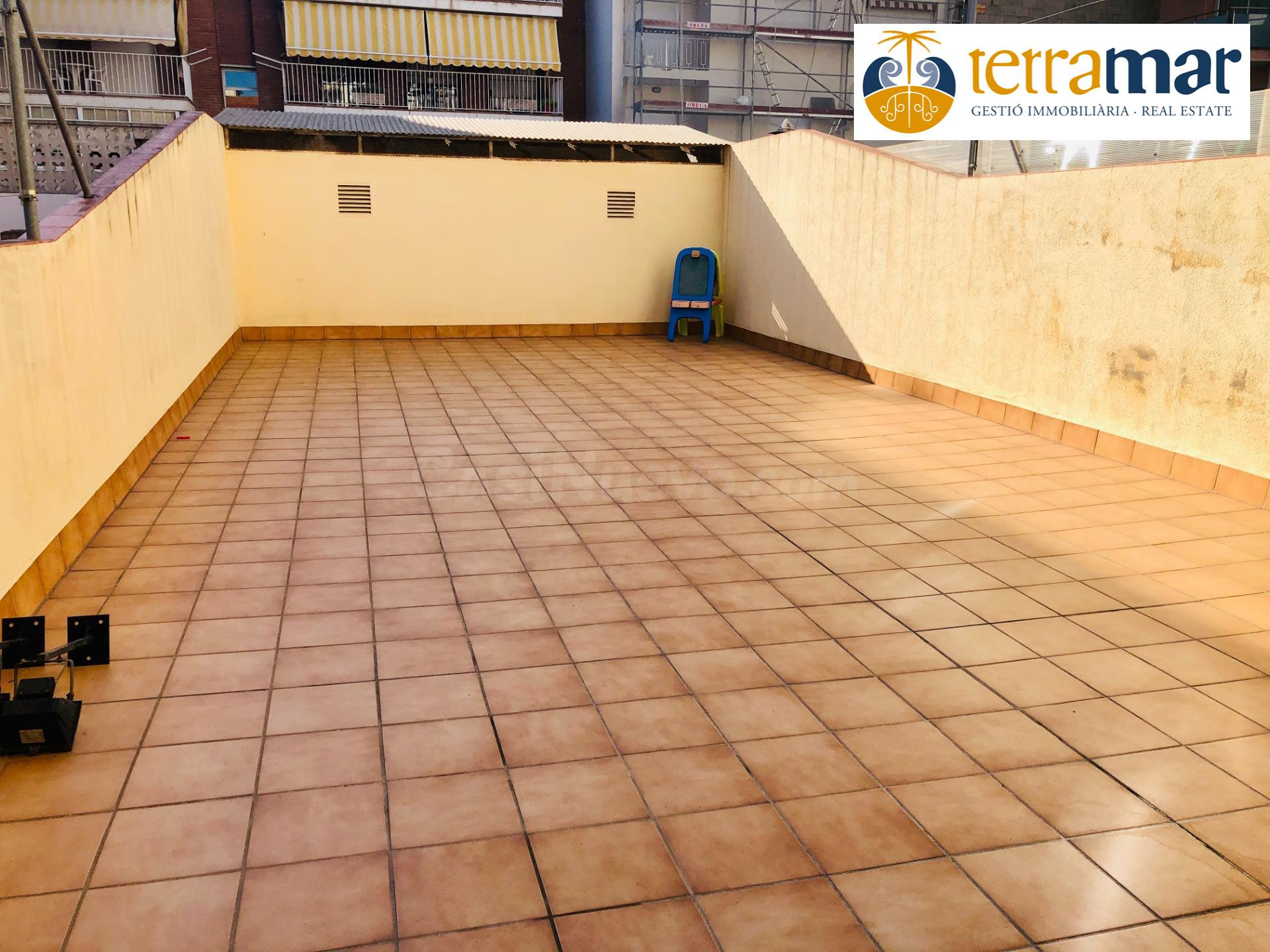 PLANTA BAJA CON AMPLIA TERRAZA EN CASTELLDEFELS PUEBLO - foto 2