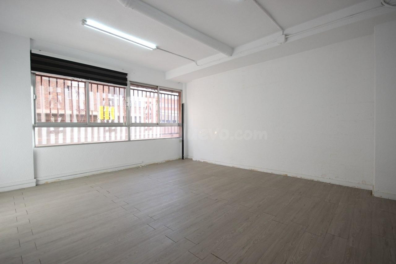 Amplio Local Comercial en el Corazón de Elda - Ideal para tu