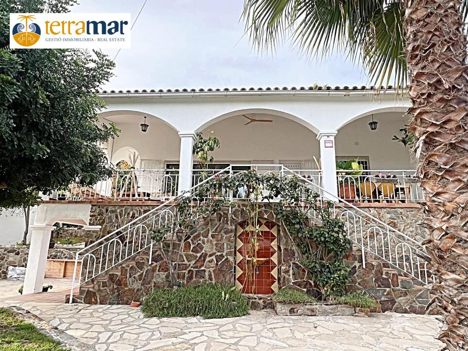 ELEGANTE VILLA ESTILO IBIZA CON PISCINA Y PALMERAS EN CUNIT