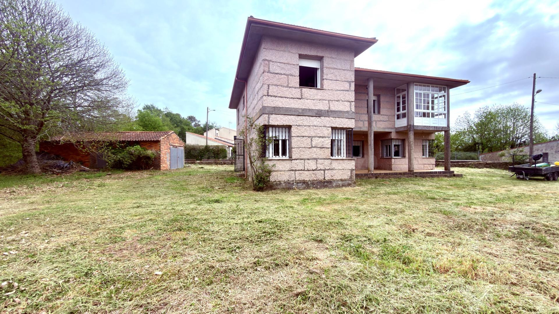 SE VENDE CASA DE PIEDRA CON FINCA EN A BARRELA CON 5 habitaciones Y FANTASTICO TERRENO