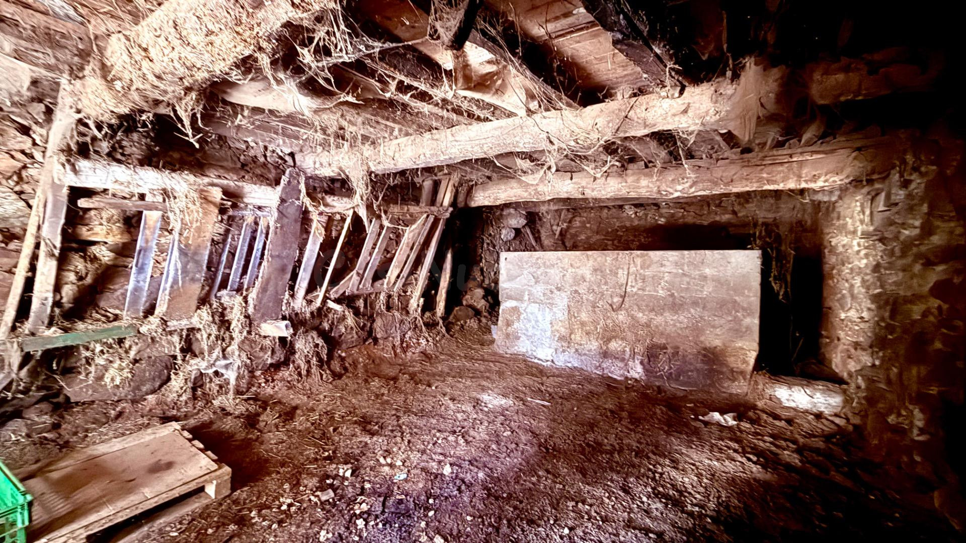 Casa Rústica en A Marca - Oportunidad Única para Reformar - foto 5