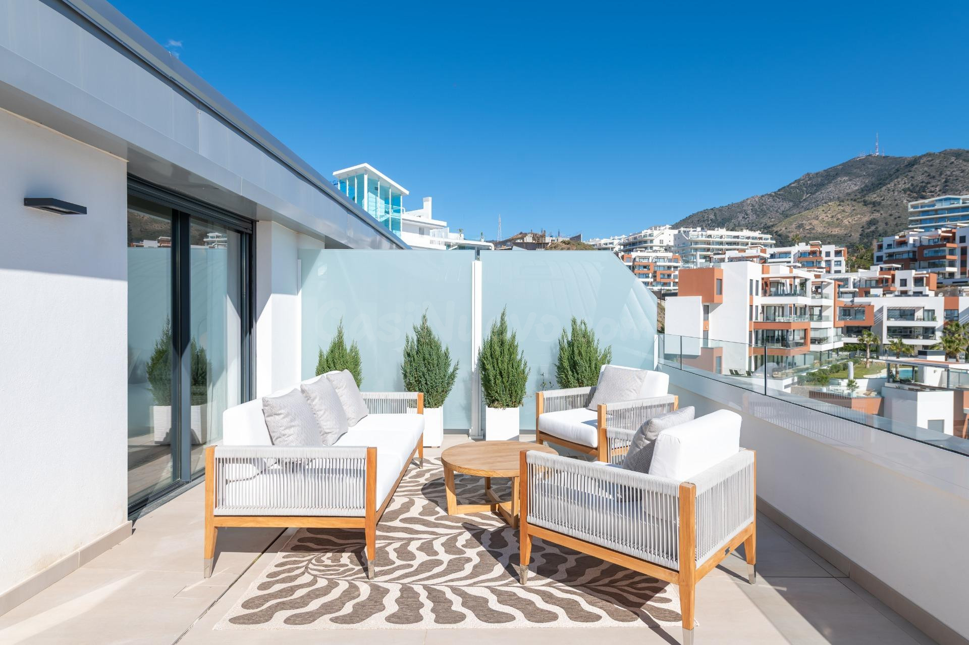 Ático con vistas al mar, 2 dormitorios, 2 baños y a 100 metros de la playa!