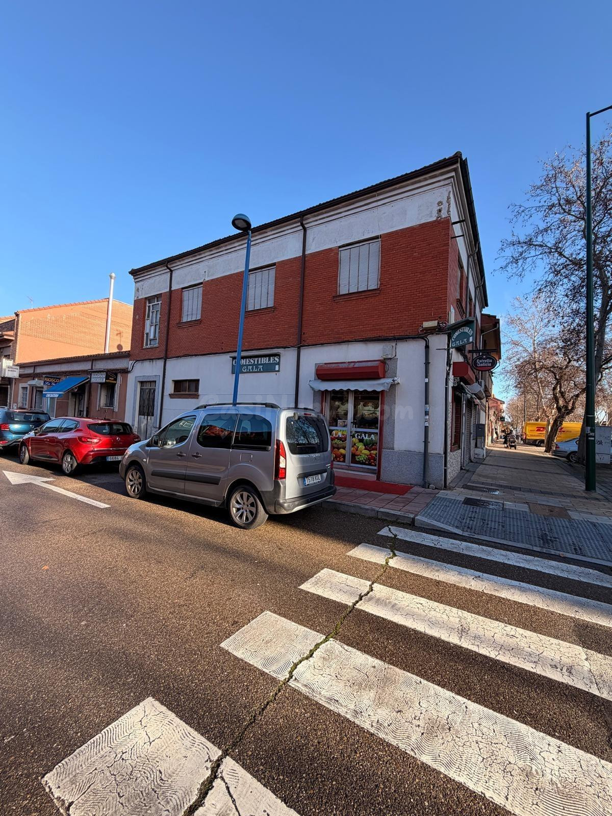 SE VENDE CASA DE TRES PLANTAS