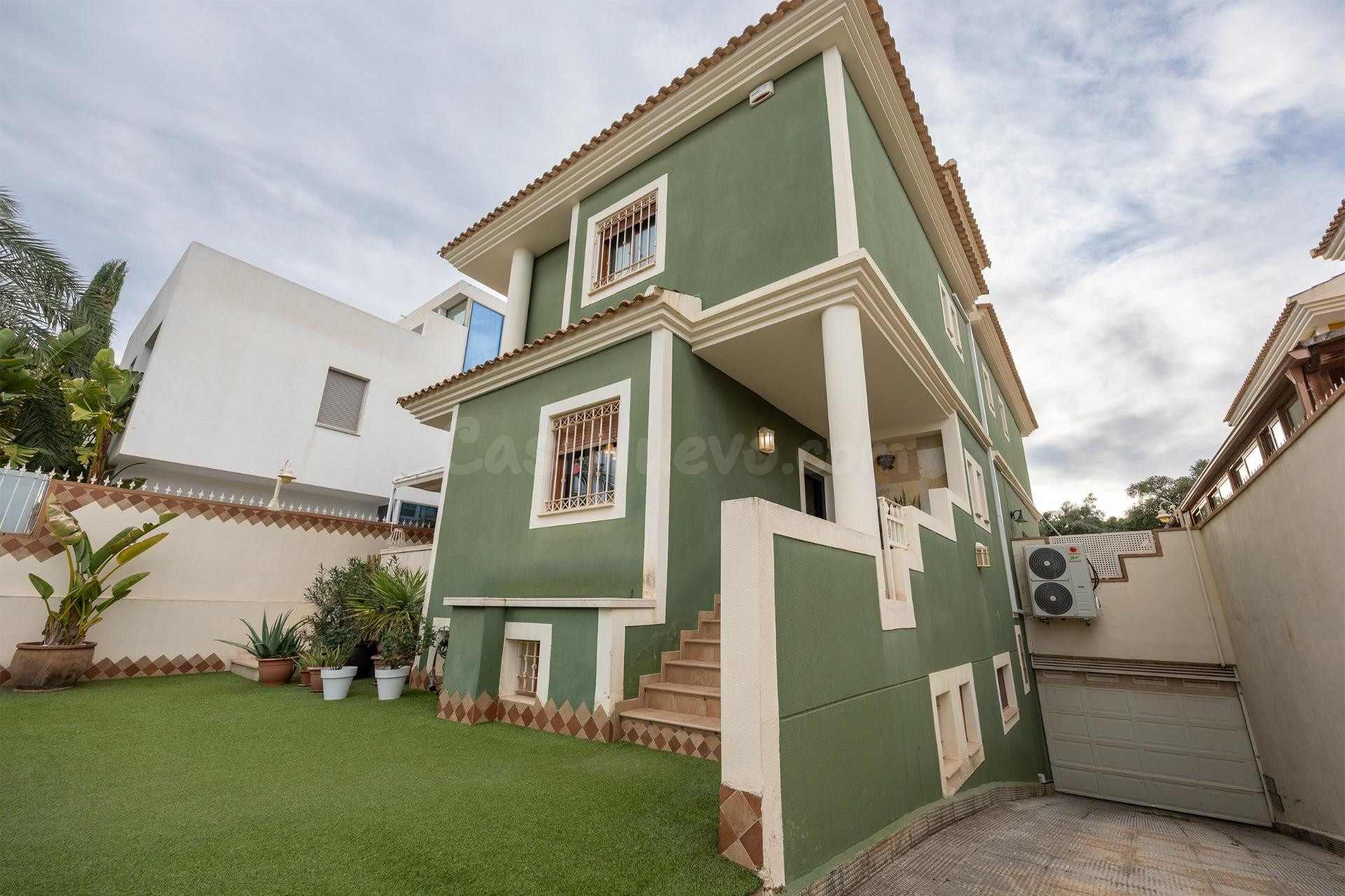 CHALET INDEPENDIENTE EN CAMPO DE GOLF Y A 5 MINUTOS DE LA PLAYA