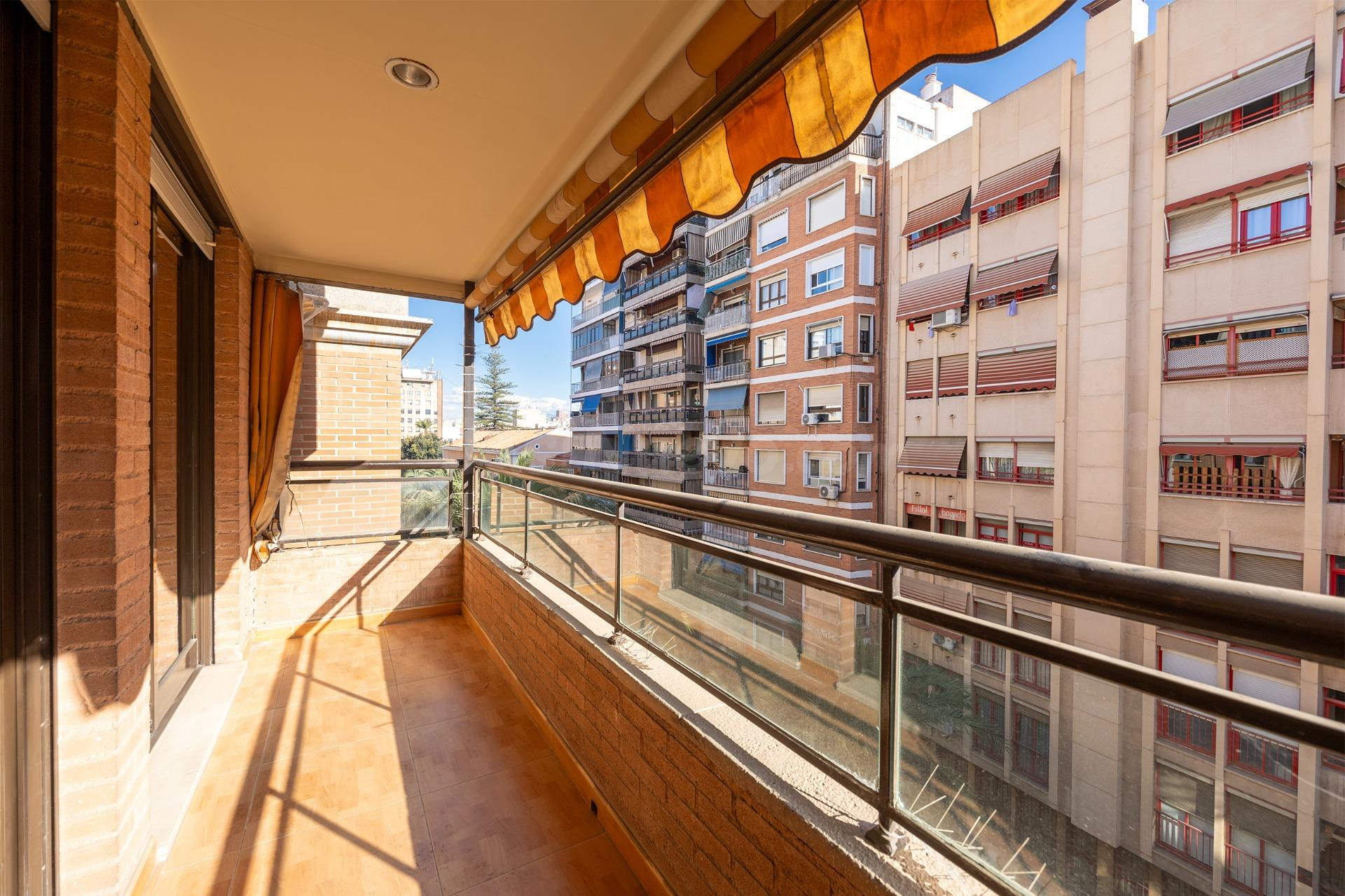 Espacio, luz y ubicación inmejorable: tu nuevo hogar en el centro!!! - foto 3