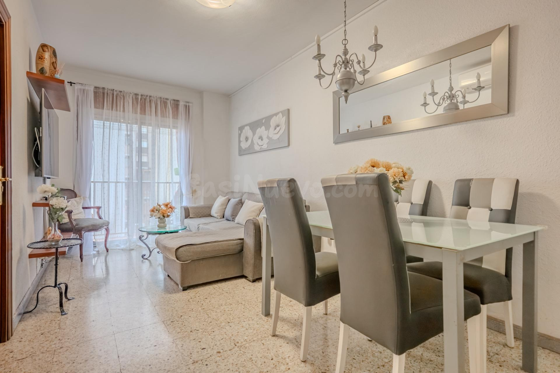 Luminoso piso con 3 habitaciones, comedor y cocina equipara 