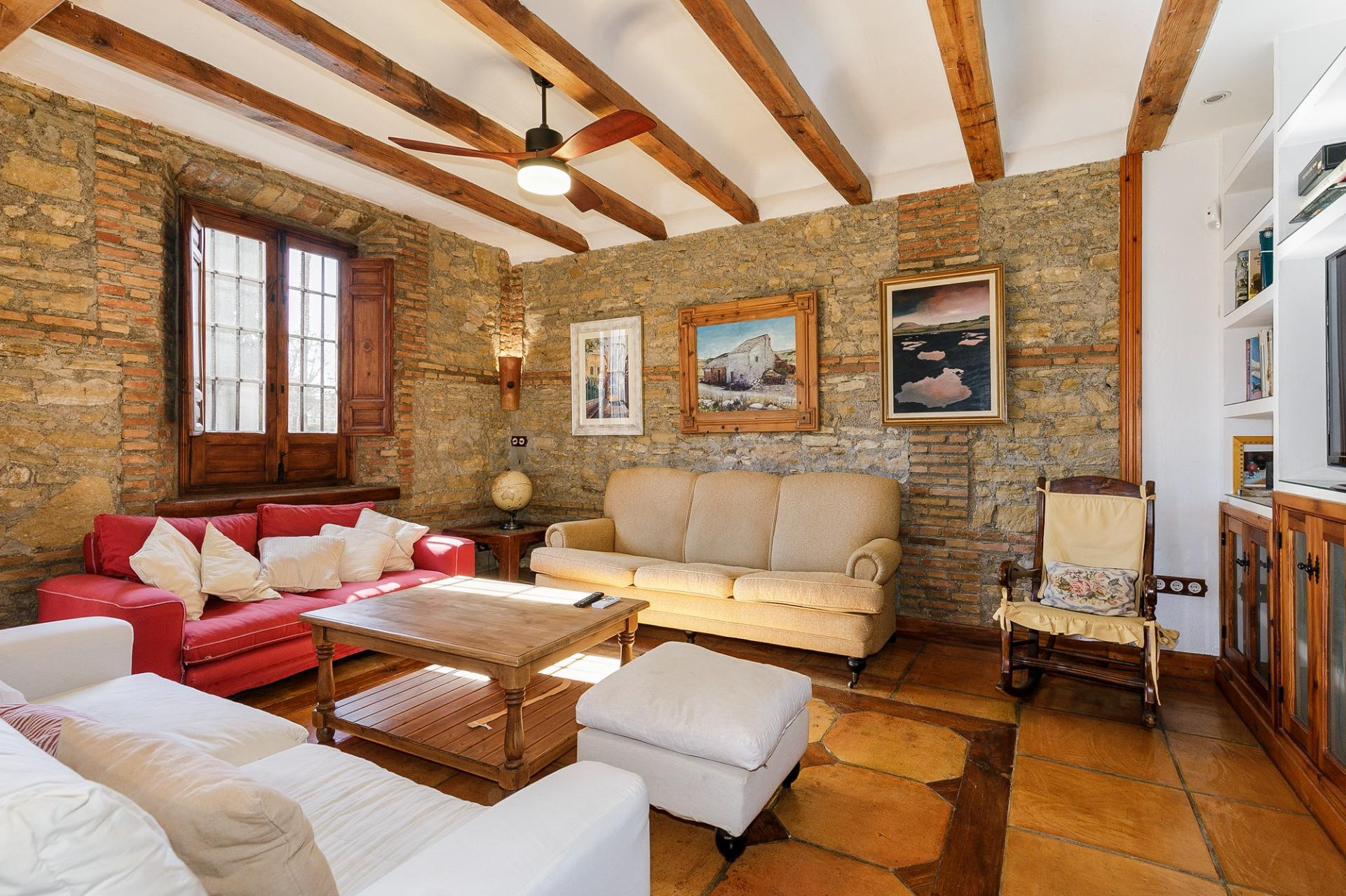 Exclusiva Finca Histórica en Belicena – Espacio, Encanto y O - foto 3