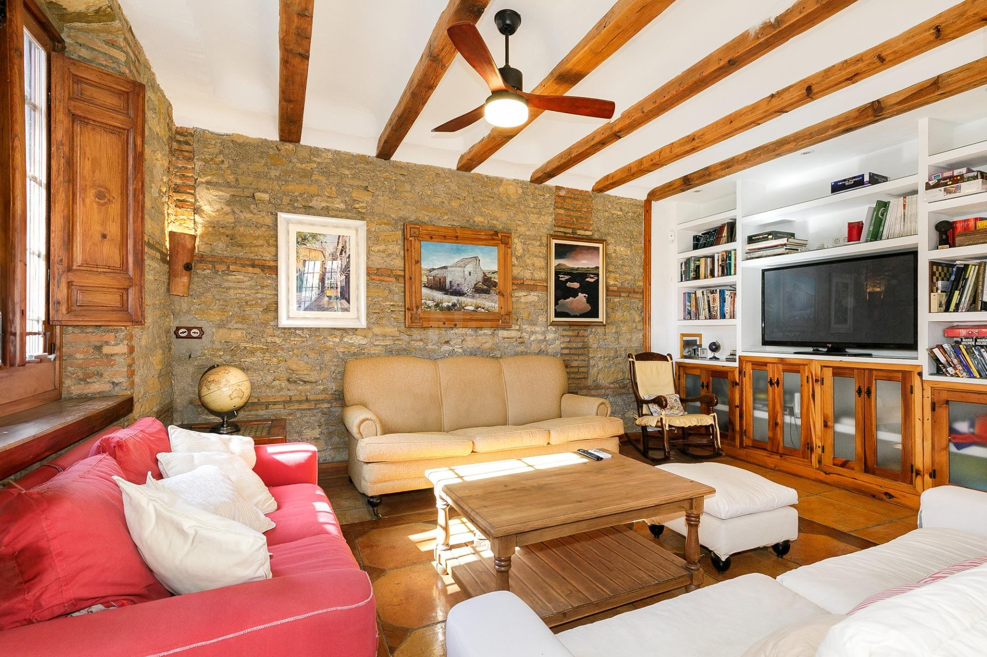 Exclusiva Finca Histórica en Belicena – Espacio, Encanto y O - foto 4