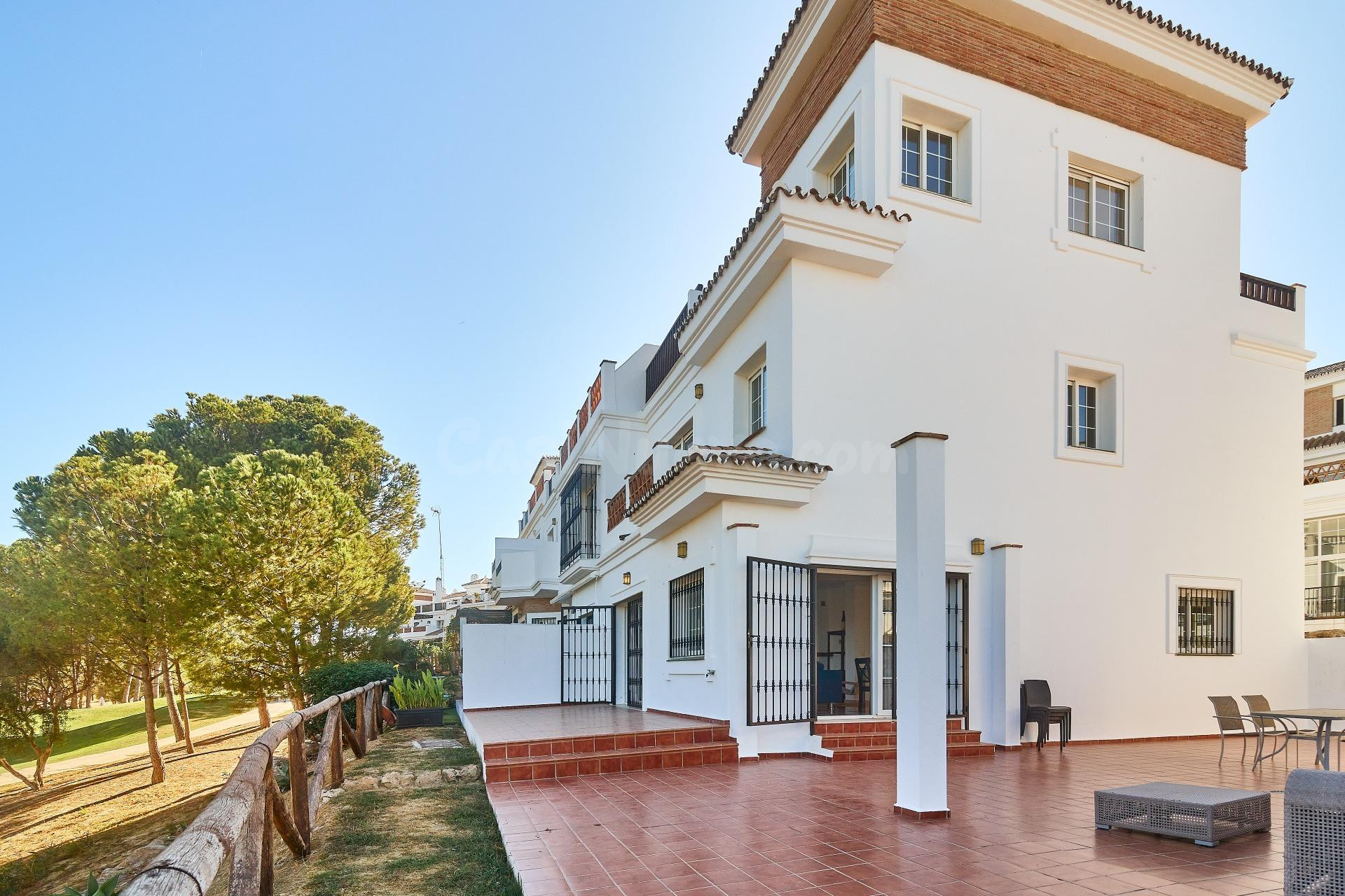 Adosado de 4 dormitorios y 4 baños con vistas al Golf. Alhau