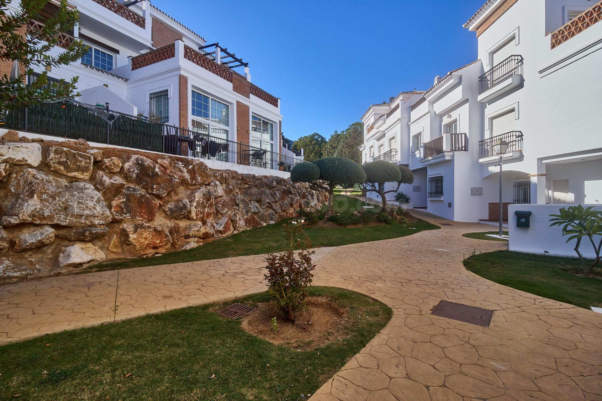 Adosado de 4 dormitorios y 4 baños con vistas al Golf. Alhau - foto 3