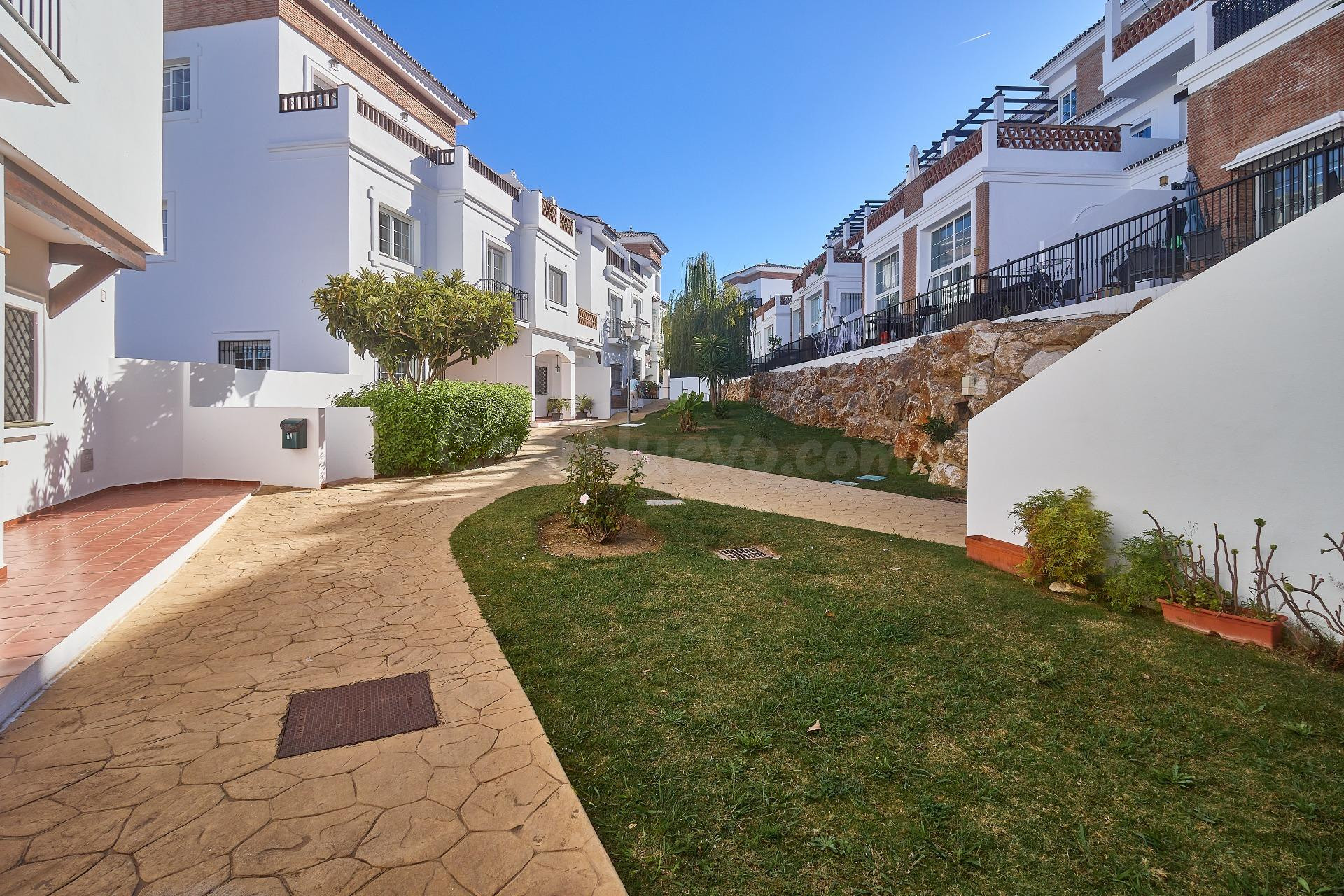 Adosado de 4 dormitorios y 4 baños con vistas al Golf. Alhau - foto 4