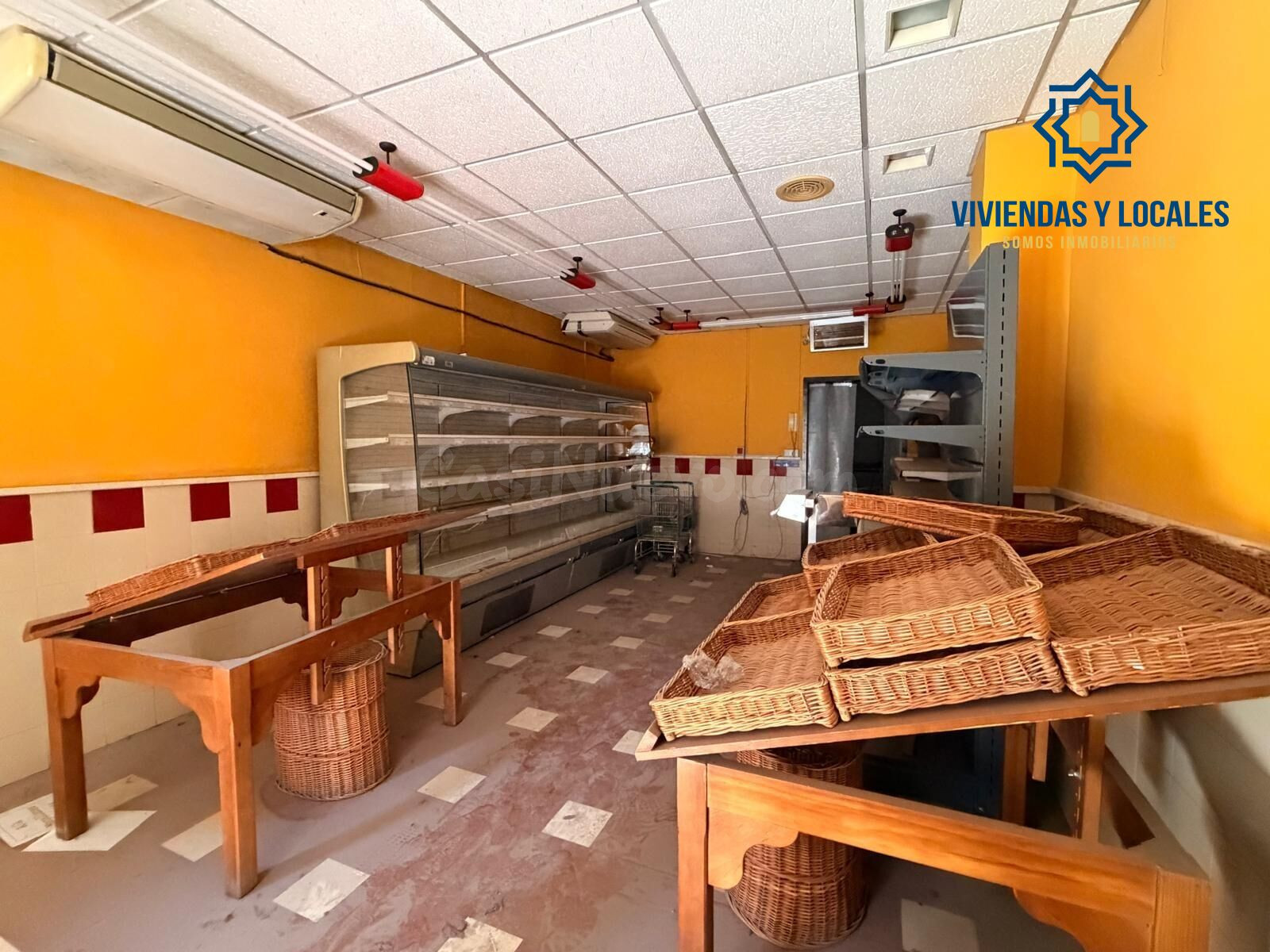 Gran rebaja de precio! Amplio  local comercial en Martínez Campos,  junto a Plaza de Gracia.