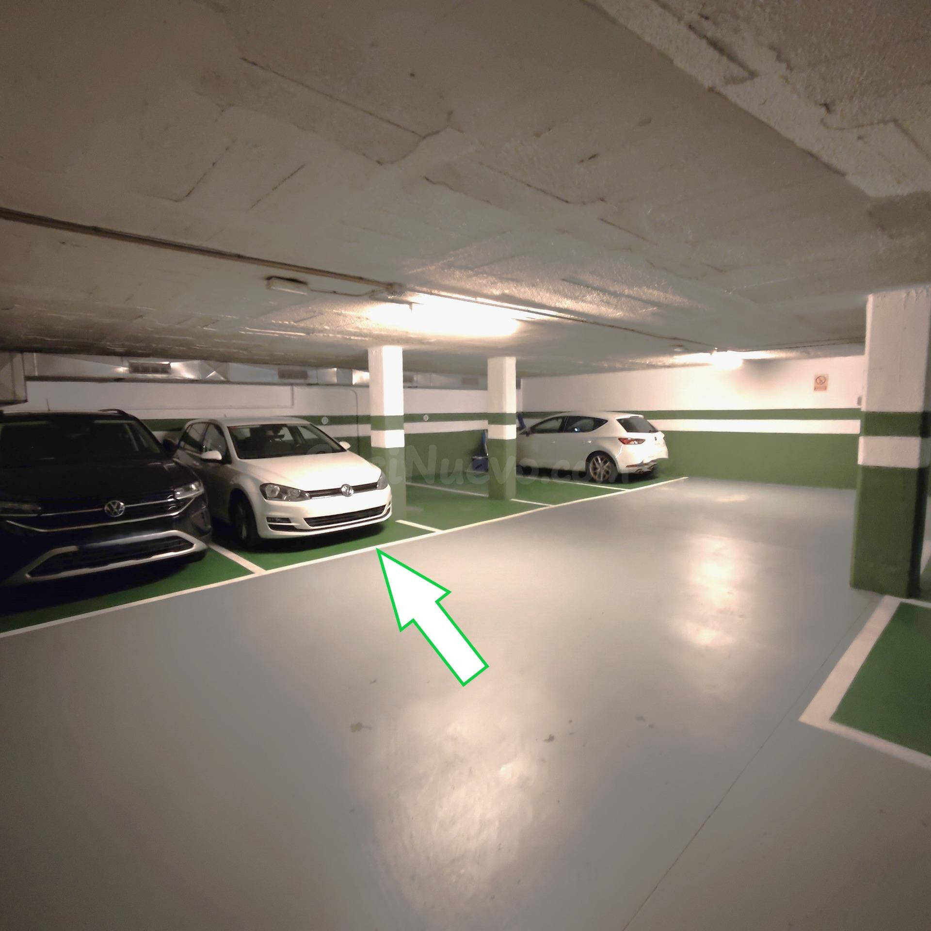 Parking para coche mediano o pequeño en la zona de Sants - foto 3