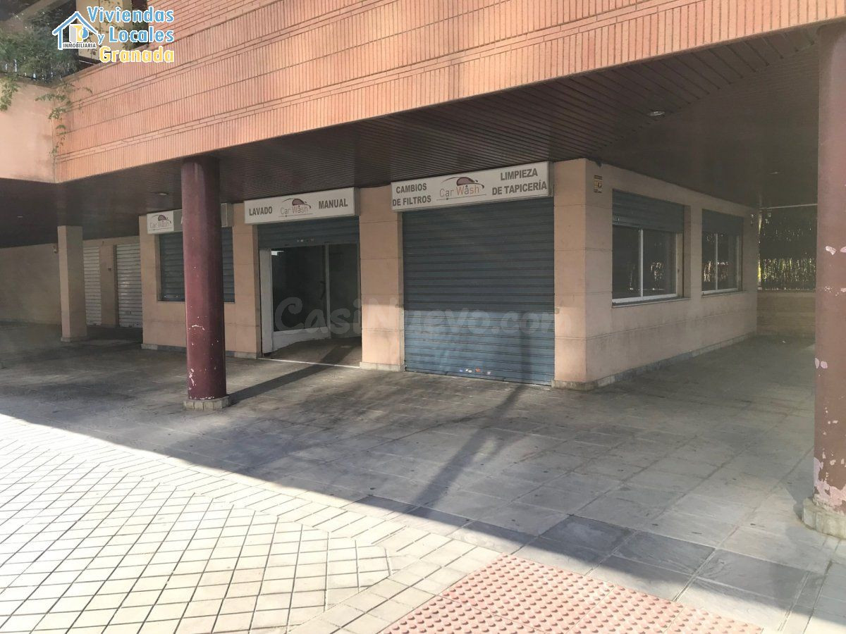 Local junto rotonda neptuno y Hotel 5 estrellas. Gran fachada y precio económico.
