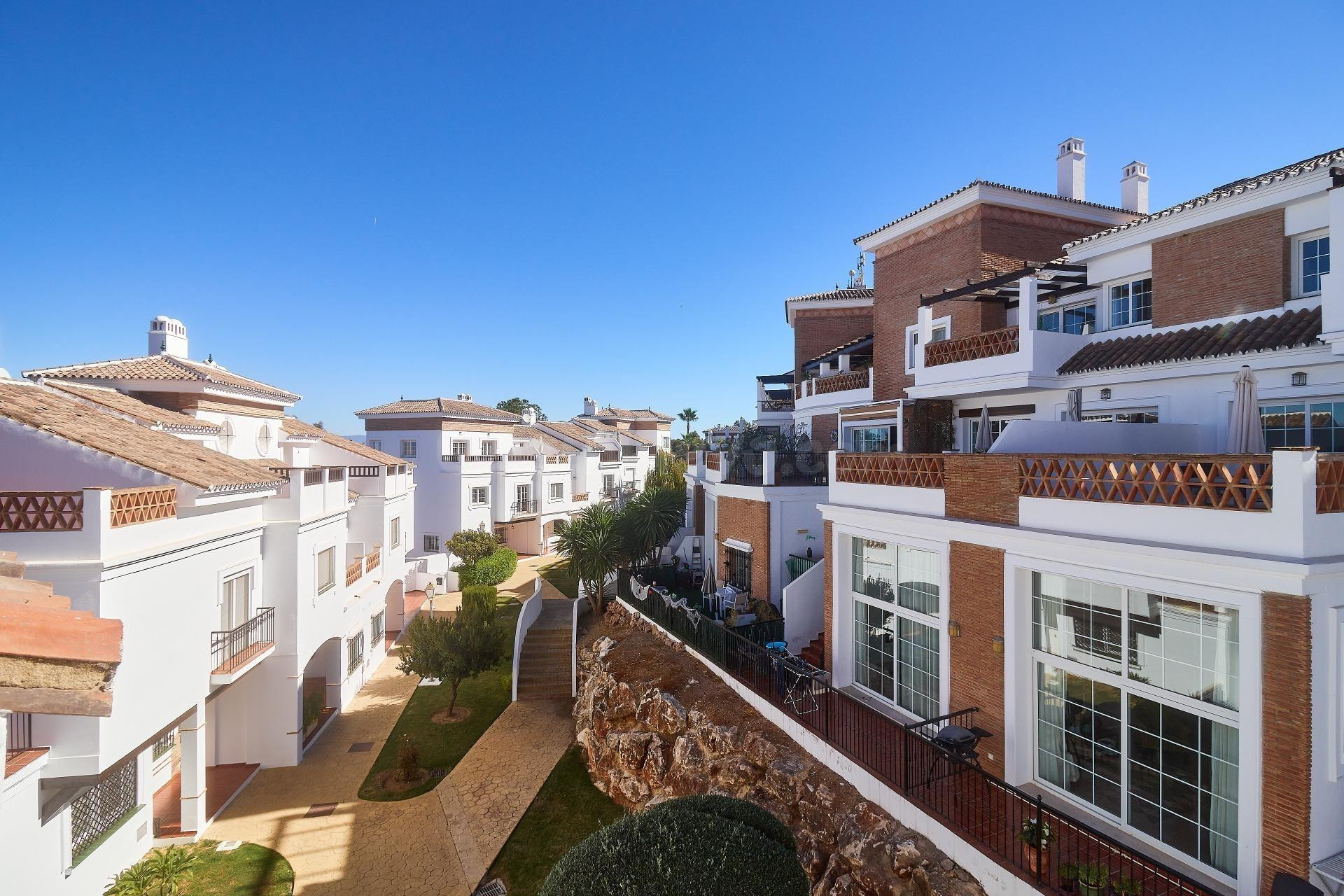 Adosado de 4 dormitorios y 3 baños con vistas al Golf. Alhau