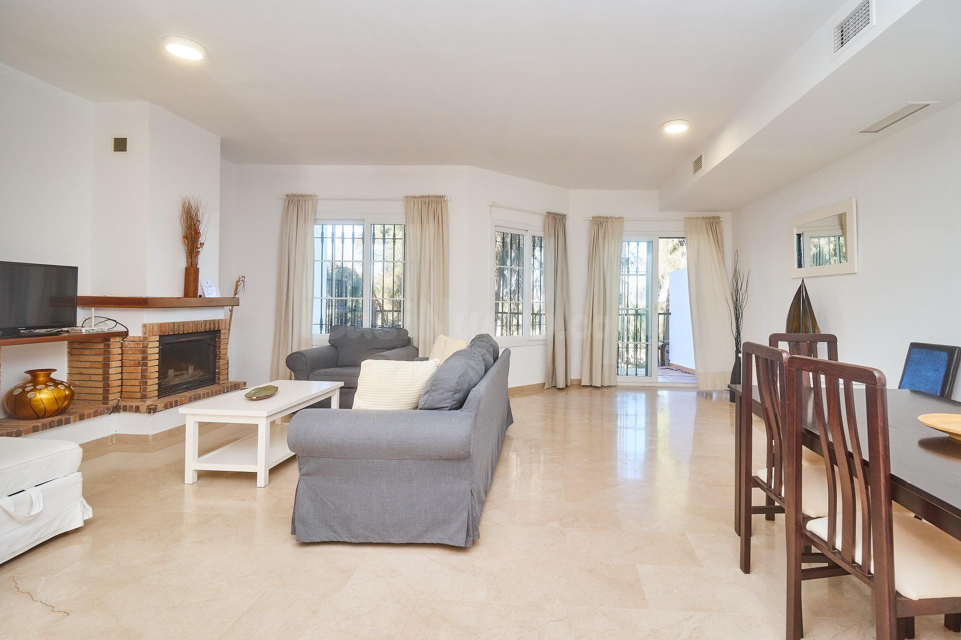 Adosado de 4 dormitorios y 3 baños con vistas al Golf. Alhau - foto 3