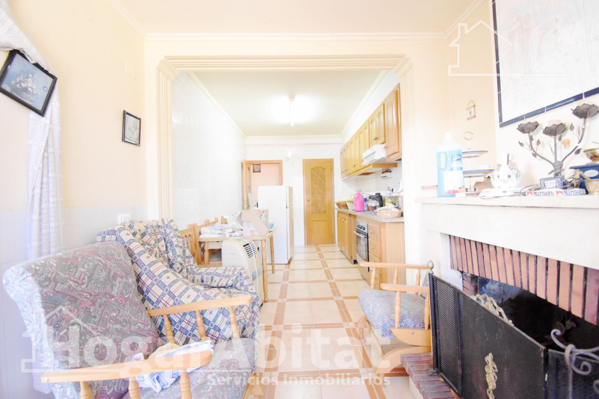 ¡EXCELENTE OPORTUNIDAD! GRAN CASA PARA REFORMAR CON GARAJE Y - foto 2