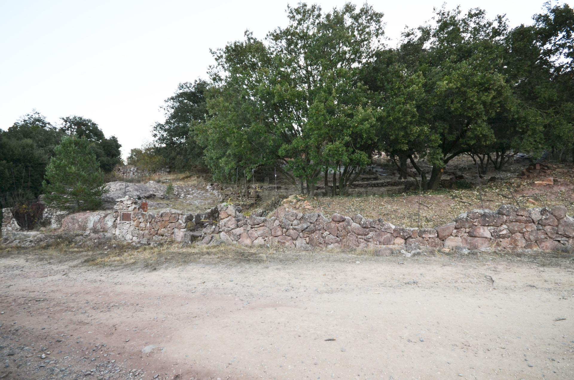 Parcela con vivienda en Prades, la "Vil·la vermella". - foto 2
