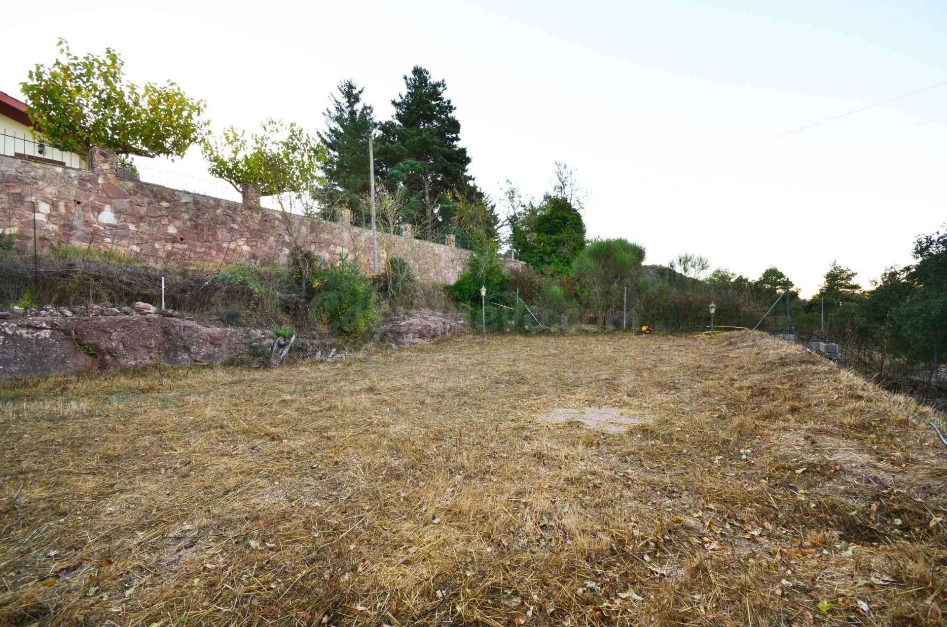 Parcela con vivienda en Prades, la "Vil·la vermella". - foto 4