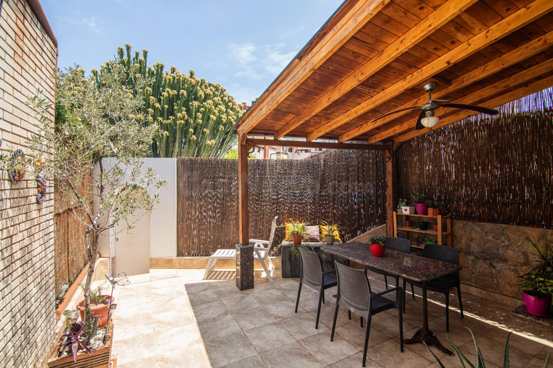 CHALET ADOSADO EN AVENIDA COSTABLANCA