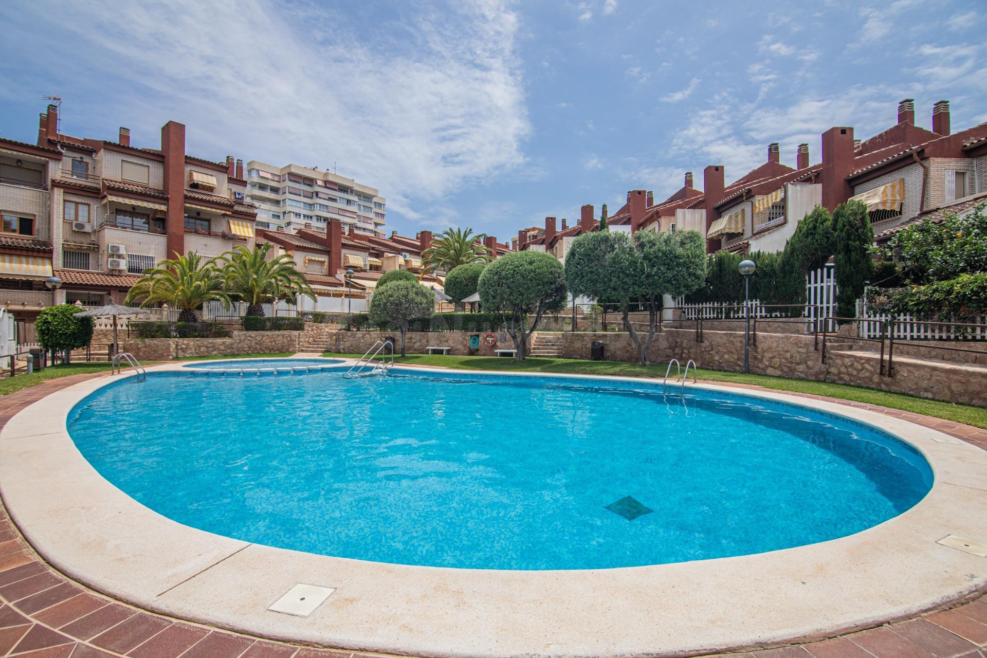 CHALET ADOSADO EN AVENIDA COSTABLANCA - foto 2