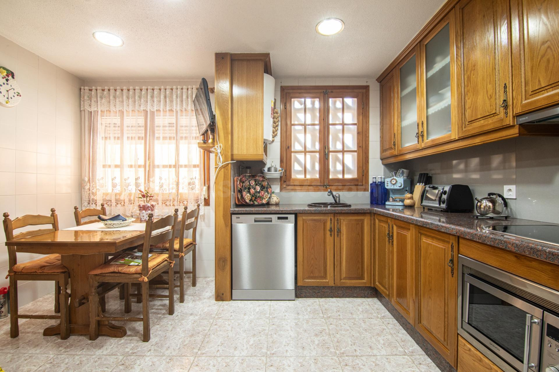 CHALET ADOSADO EN AVENIDA COSTABLANCA - foto 5