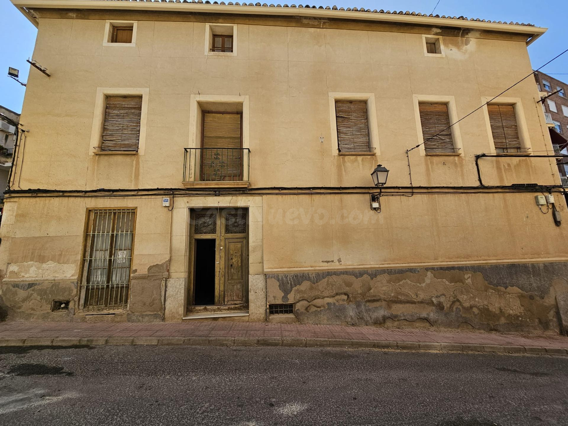 EDIFICIO SINGULAR EN EL CENTRO DE MONOVAR - OPORTUNIDAD DE I