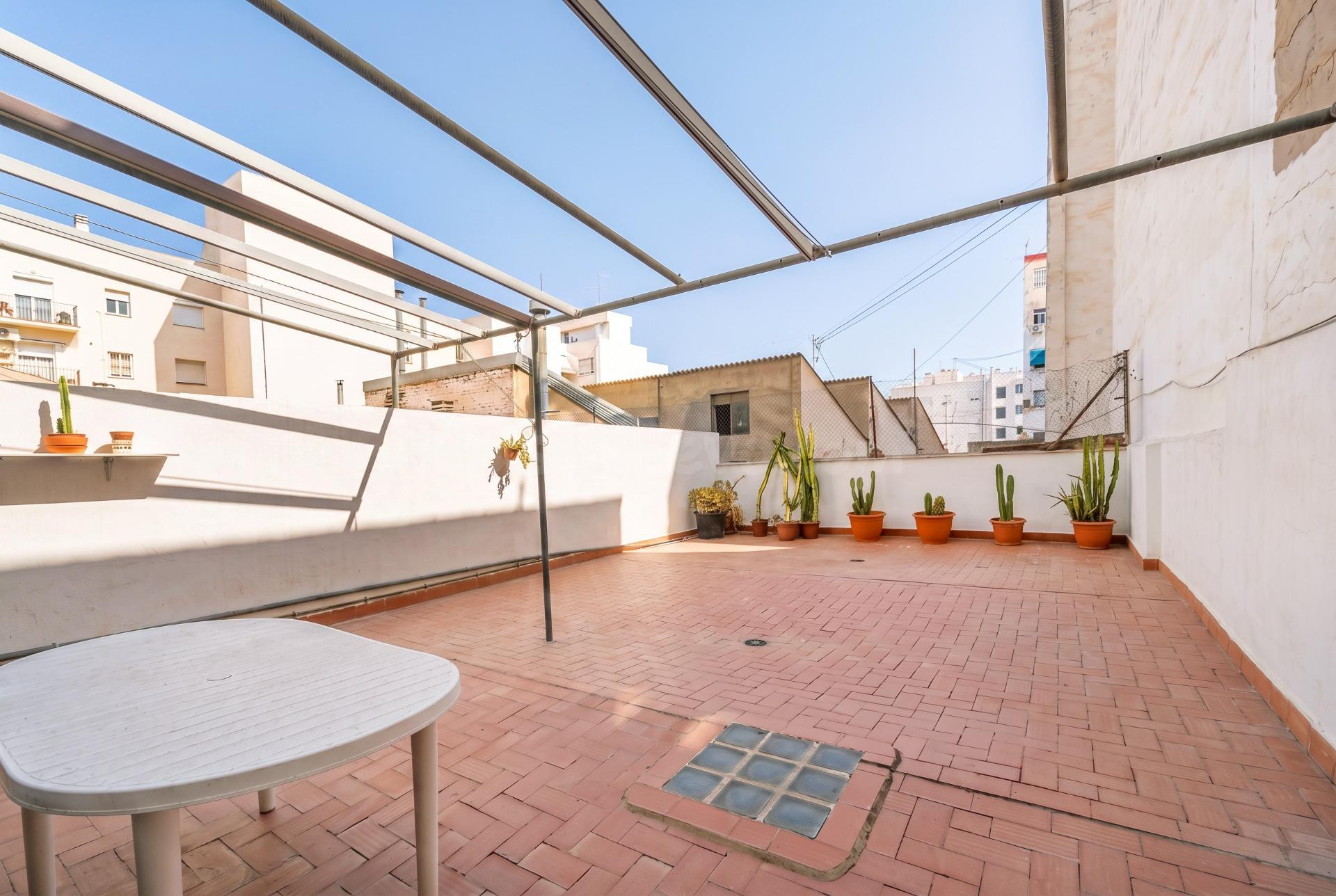 CUATRO habitaciones, TERRAZA DE 60 m, DOS BAÑOS, ASCENSOR Y 