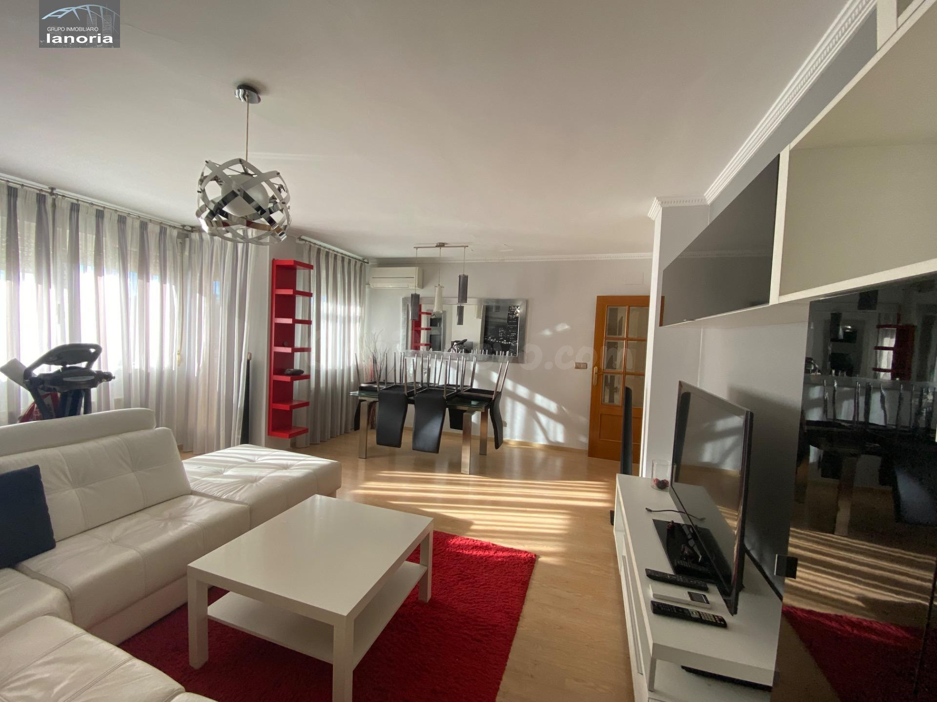 Grupo la Noria Vende Atico-Dúplex. 3 dormitorios, 2 baños, Plaza de Garaje incluido en precio. Terraza de 40m2. Zona Crtra de Jaen/ Santa Teresa. Teresa. - foto 2