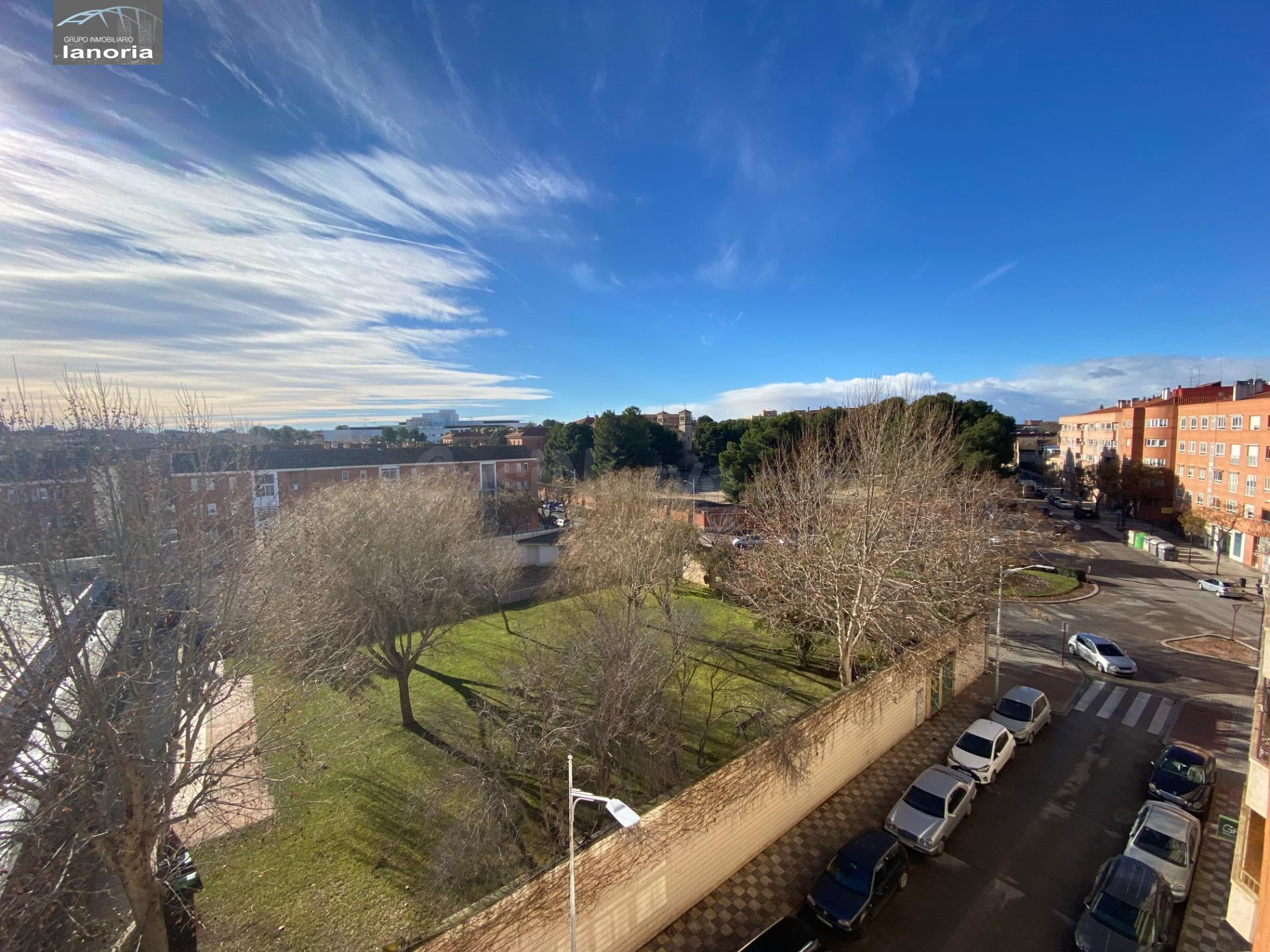 Grupo la Noria Vende Atico-Dúplex. 3 dormitorios, 2 baños, Plaza de Garaje incluido en precio. Terraza de 40m2. Zona Crtra de Jaen/ Santa Teresa. Teresa. - foto 4