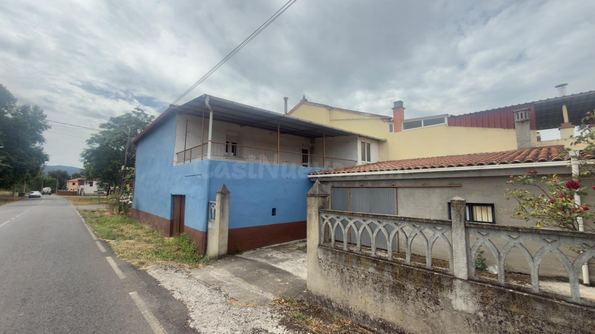 Casa de dos plantas con nave y terreno de 1400m con pozo a escasos 3 minutos del centro de Monforte