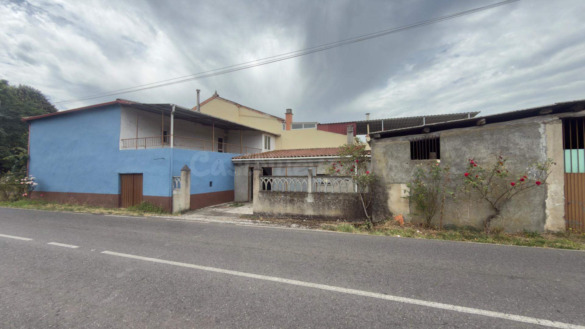 Casa de dos plantas con nave y terreno de 1400m con pozo a e - foto 2