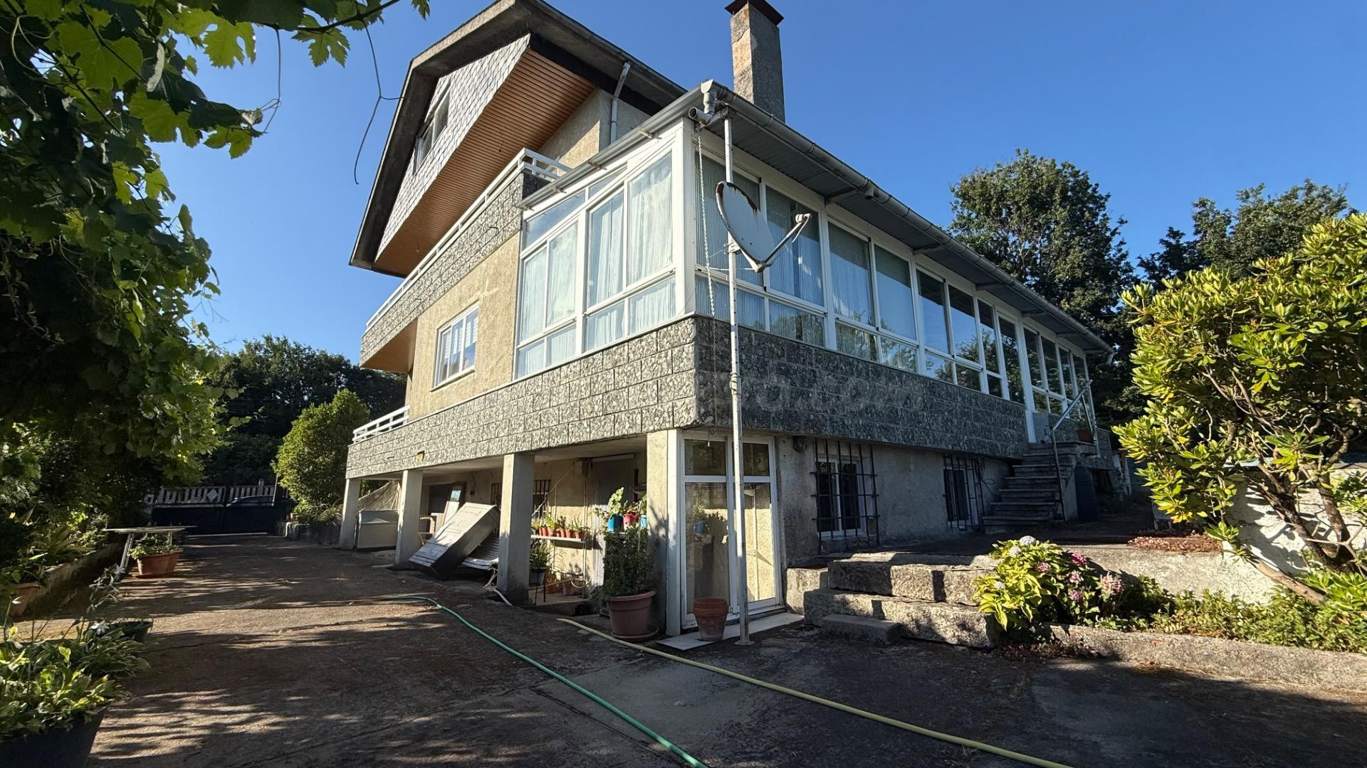 Magnífica Casa Independiente con Amplio Terreno y Piscina en