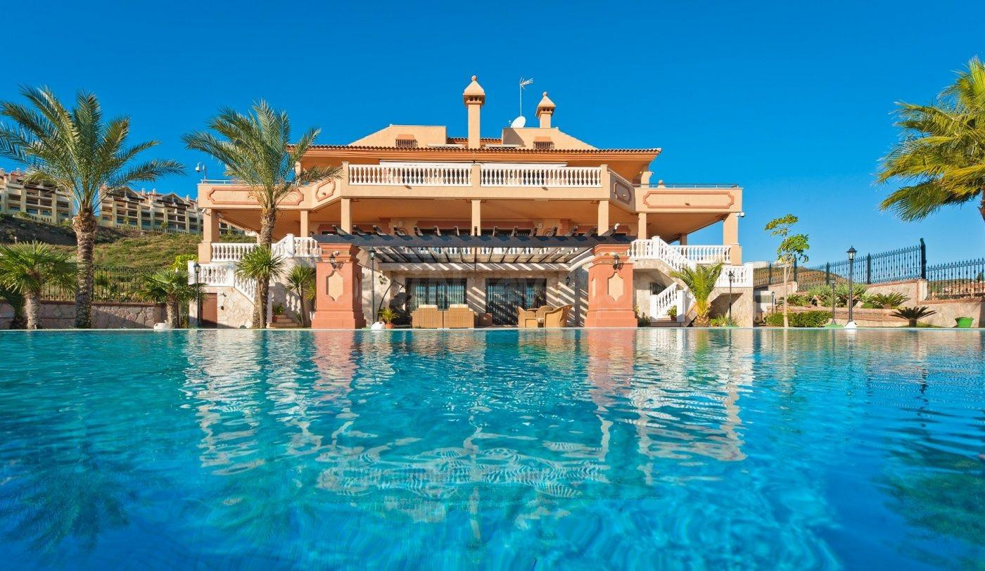 Villa de Lujo con vistas al mar y al golf. 7 dormitorios, 10
