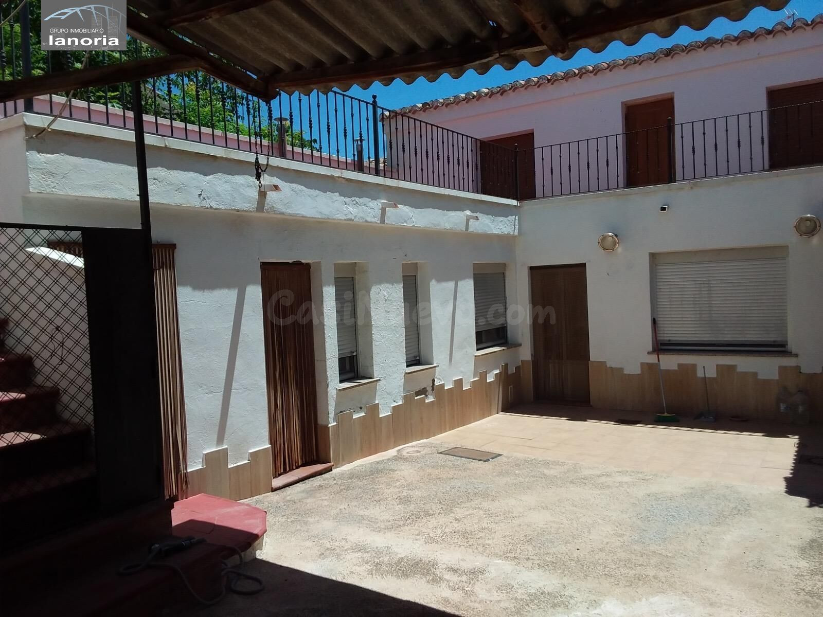 Grupo la Noria Vende Casa de 4 Dormitorios, 2 baños y Amplio Patio en Balazote.