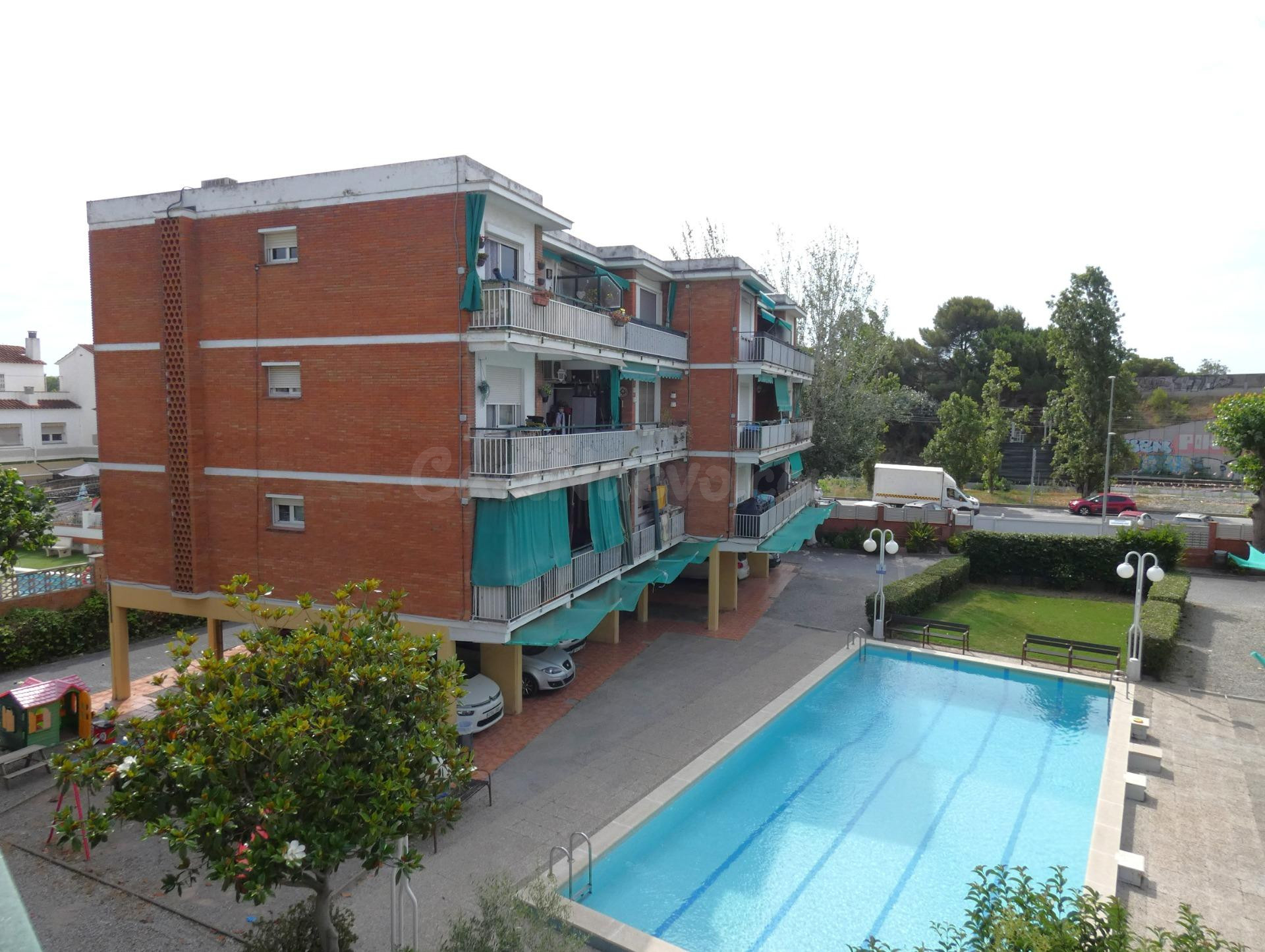 "Piso reformado con terraza, piscina y parking cerca de la p