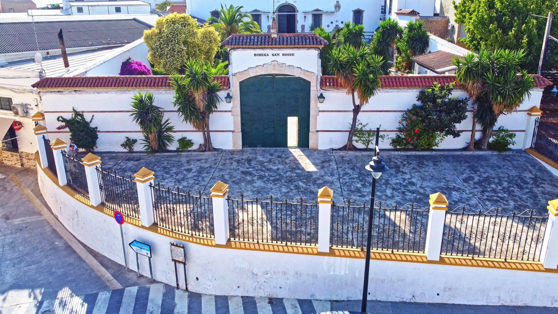 Bodega, vivienda e instalaciones en parcela recalificada a u - foto 2