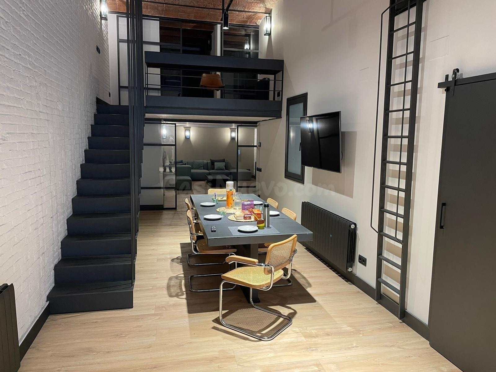 Loft de doble altura con bóveda catalana en el corazón de Vila de Gràcia