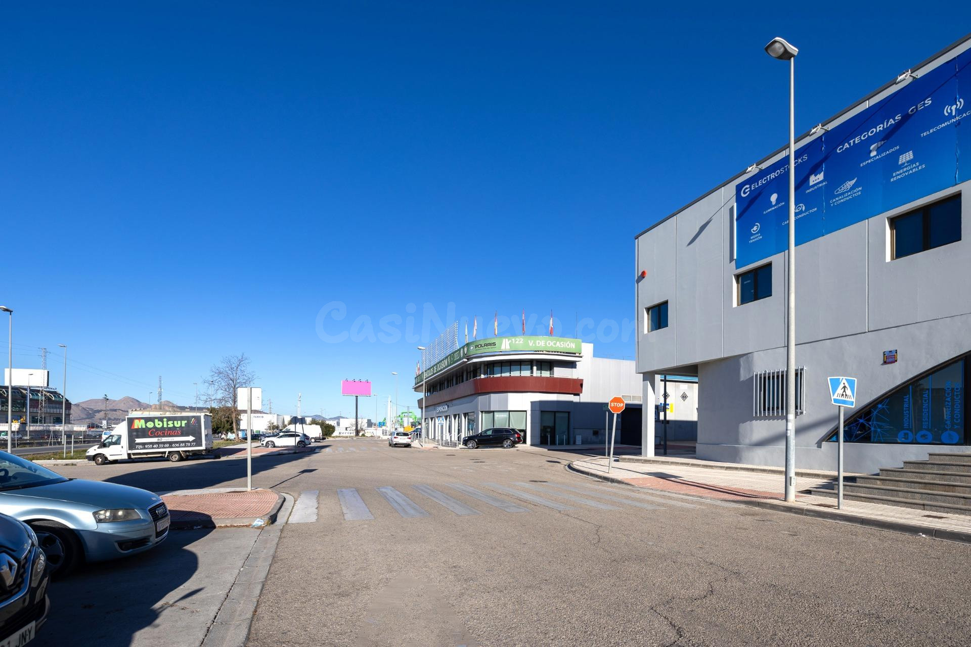 SE VENDE EDIFICIO COMERCIAL TOTALMENTE INSTALADO A PIE DE CA - foto 4