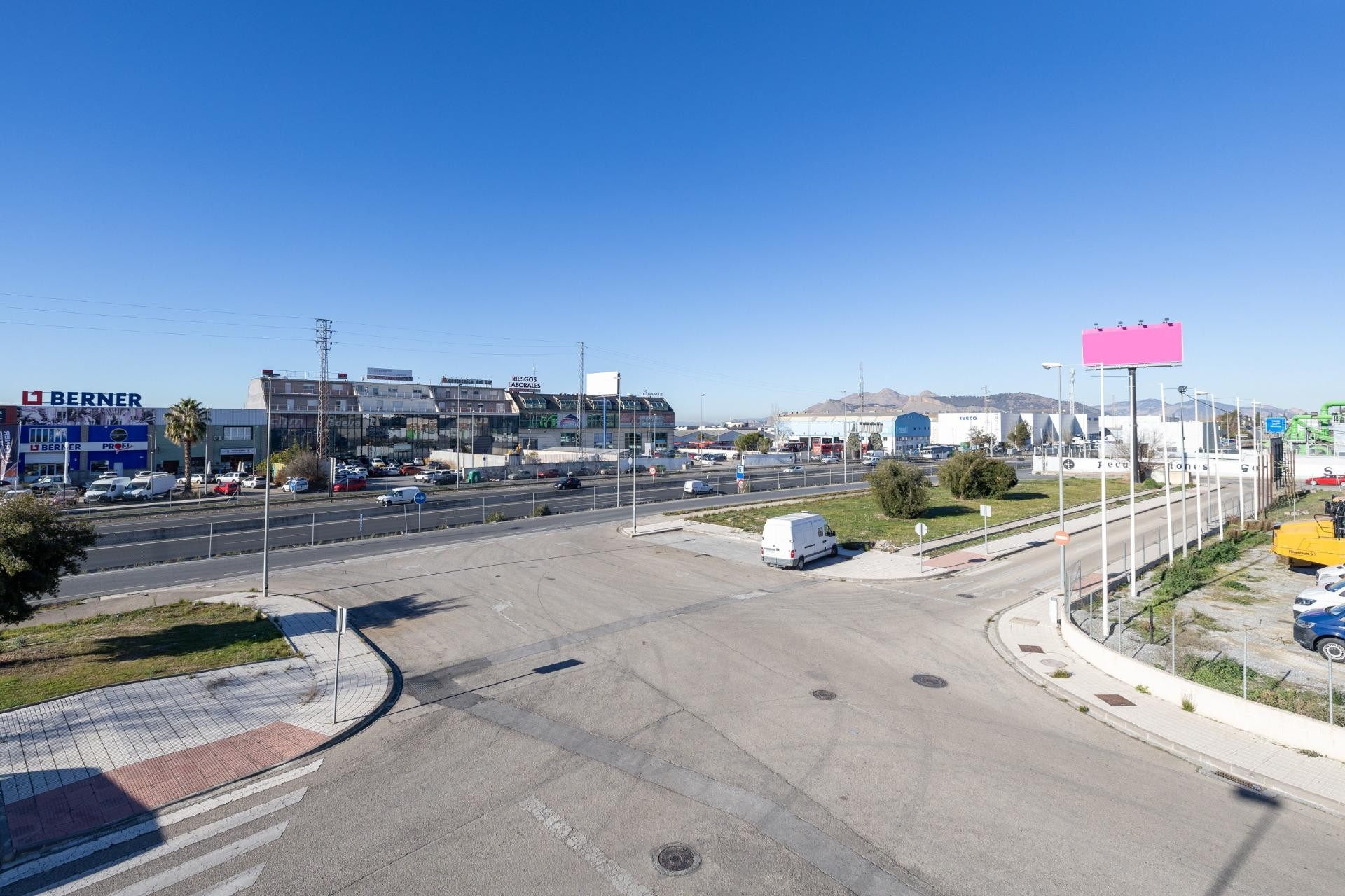 SE VENDE EDIFICIO COMERCIAL TOTALMENTE INSTALADO A PIE DE CA - foto 5