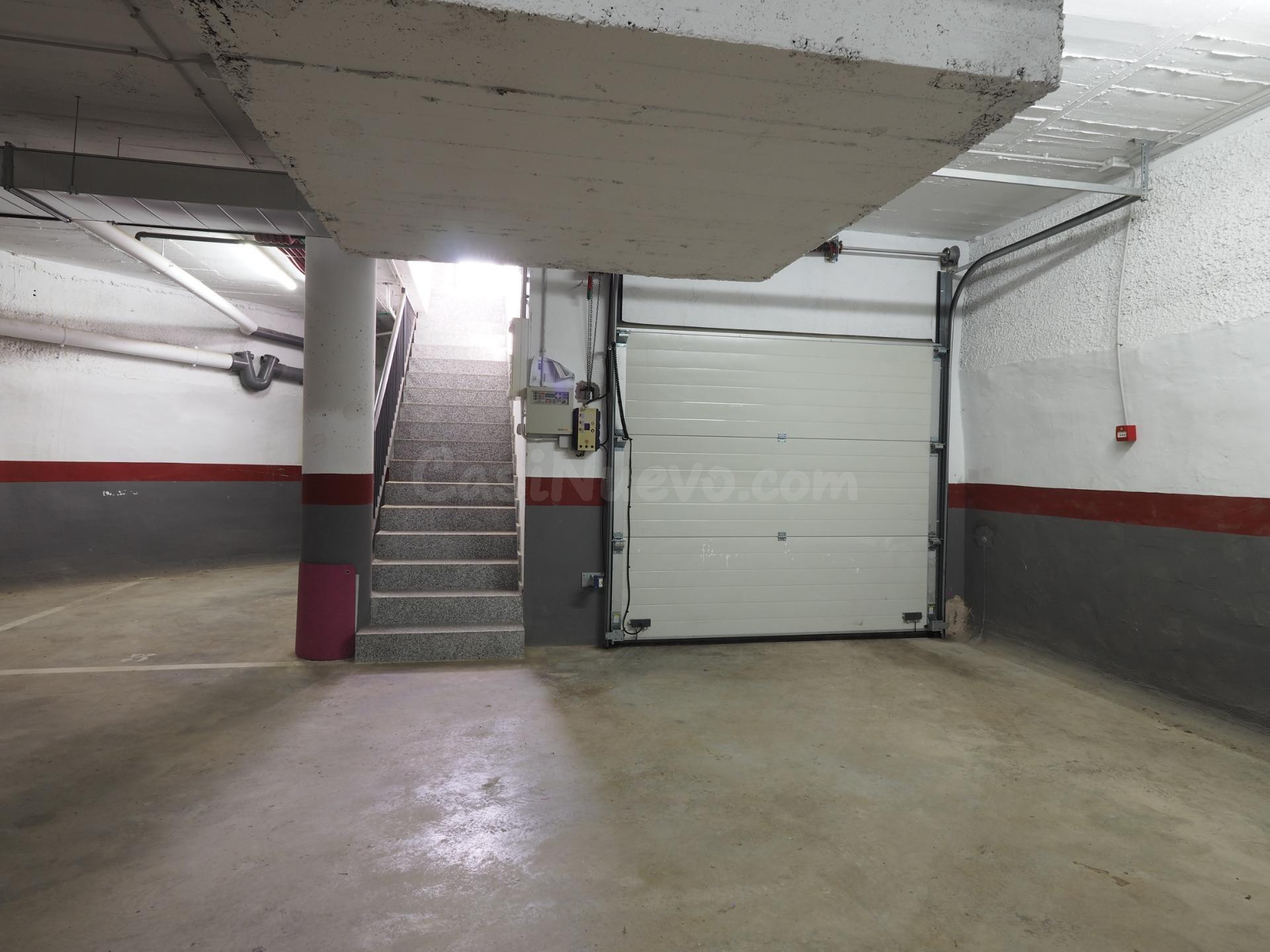 ¡Oportunidad única en el centro de Roses! Local/Parking cerr