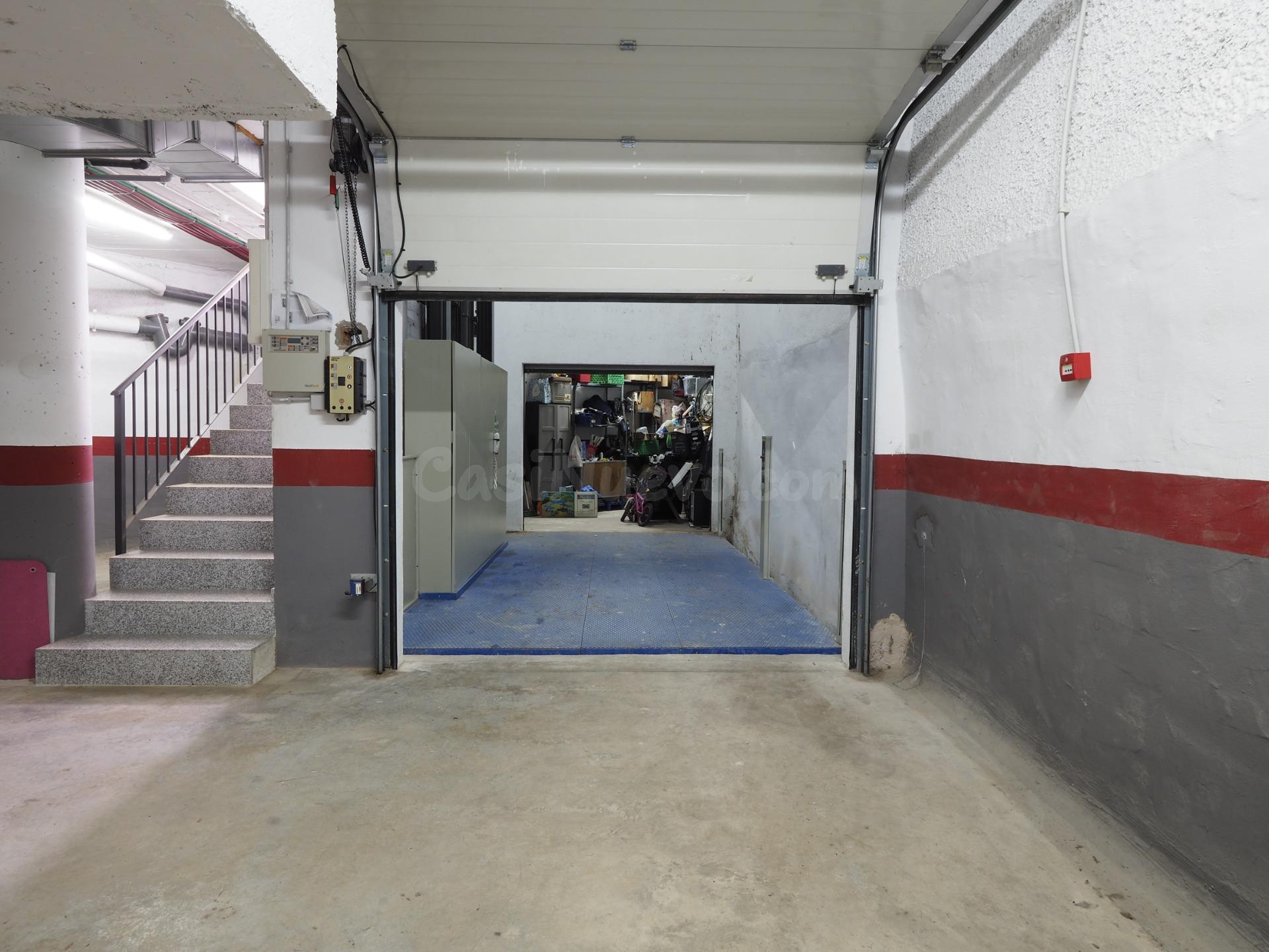 ¡Oportunidad única en el centro de Roses! Local/Parking cerr - foto 2