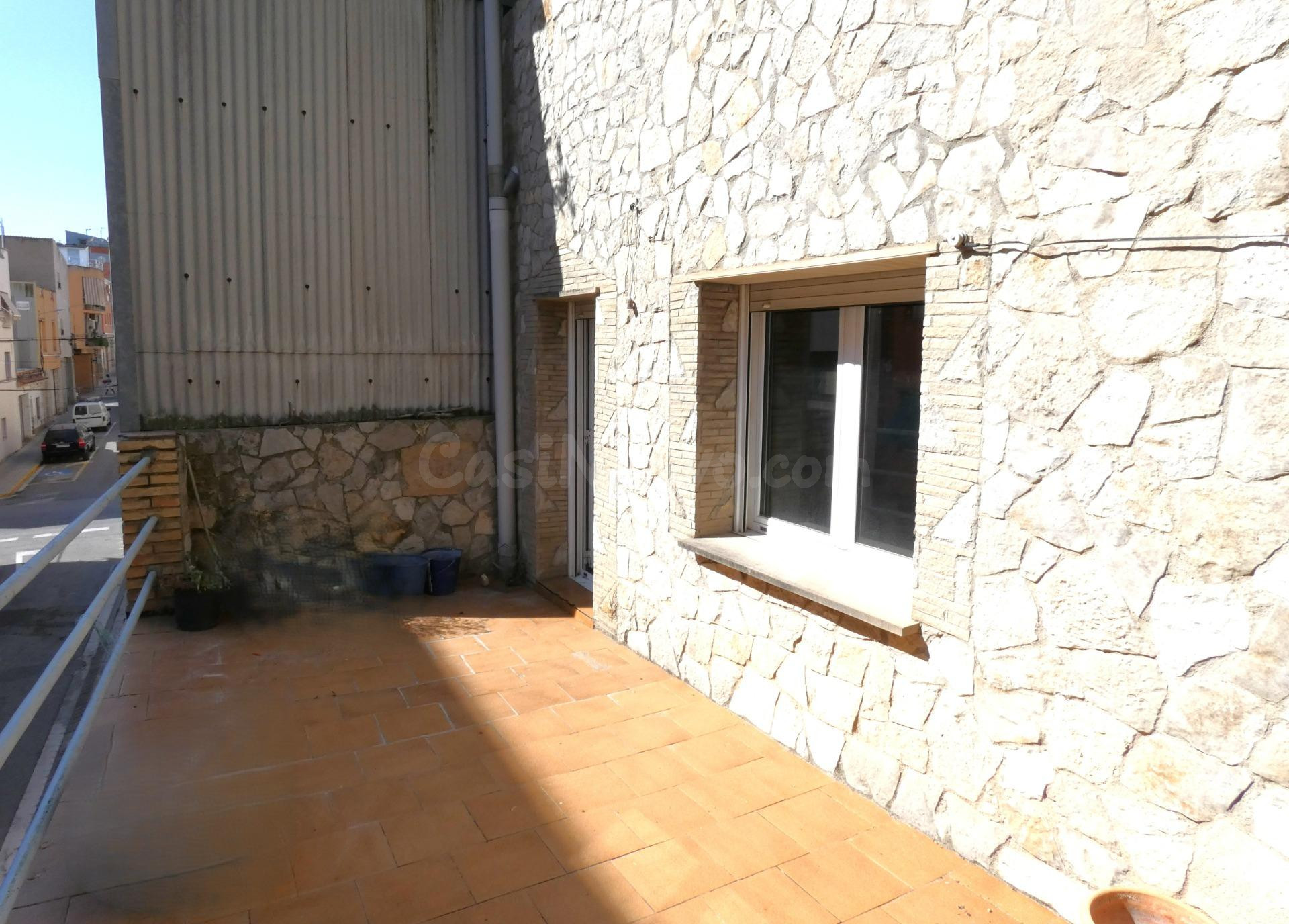 Espaciosa casa pareada de 300 m2 con gran garaje y terraza e - foto 4